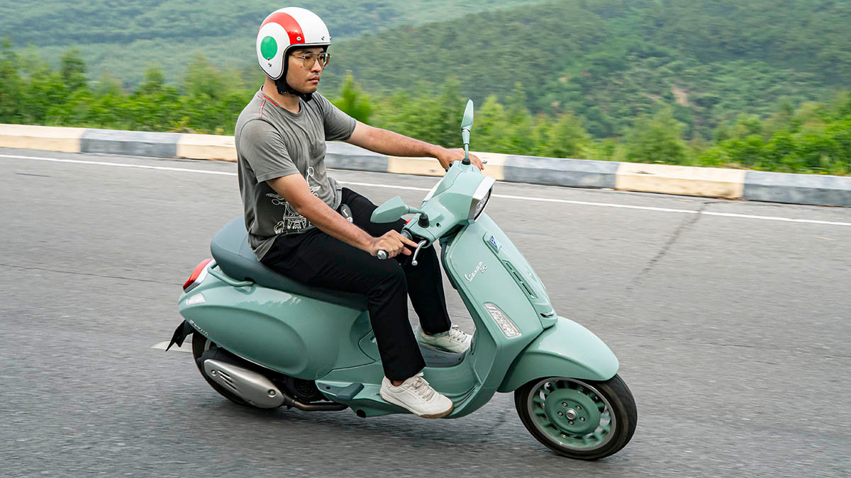 Vespa Sprint 80th 180 là cột mốc mới của dòng xe khung nhỏ.