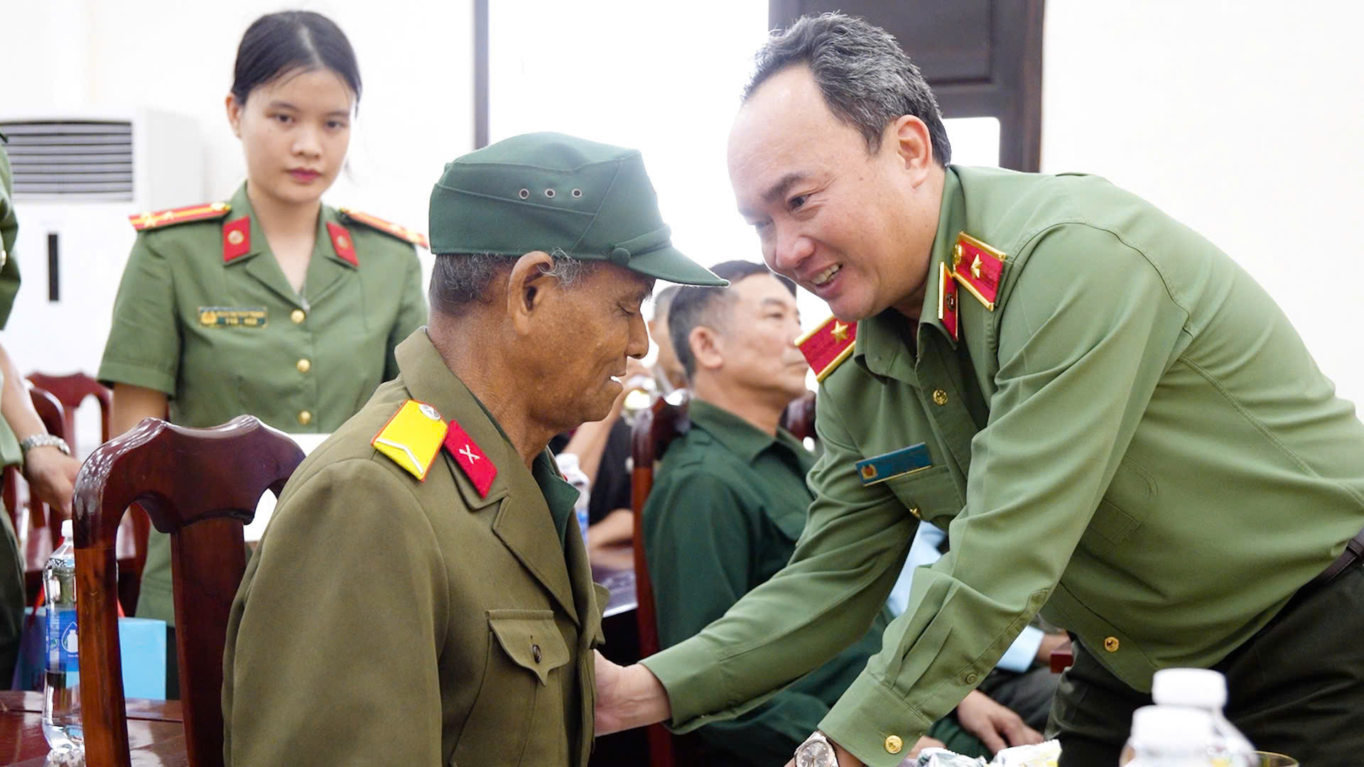 Thiếu tướng Trương Minh Đương thăm hỏi, động viên chú K' Chép thương binh bị mù đôi mắt - Ảnh Lê Tiến