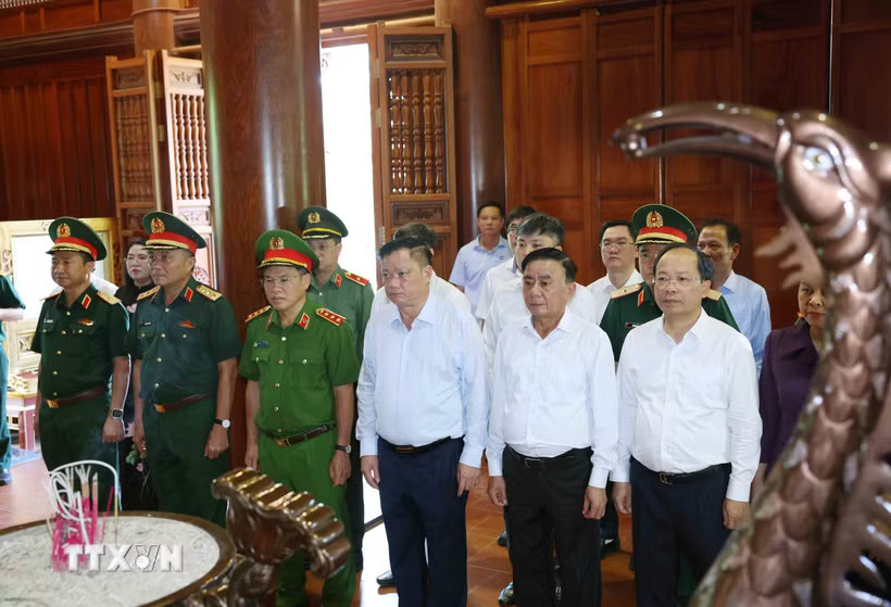 Đồng chí Trần Cẩm Tú, Ủy viên Bộ Chính trị, Thường trực Ban Bí thư và Đoàn công tác Trung ương đến dâng hoa, dâng hương tưởng niệm Chủ tịch Hồ Chí Minh tại Khu di tích quốc gia đặc biệt Kim Liên. (Ảnh: Phương Hoa/TTXVN)