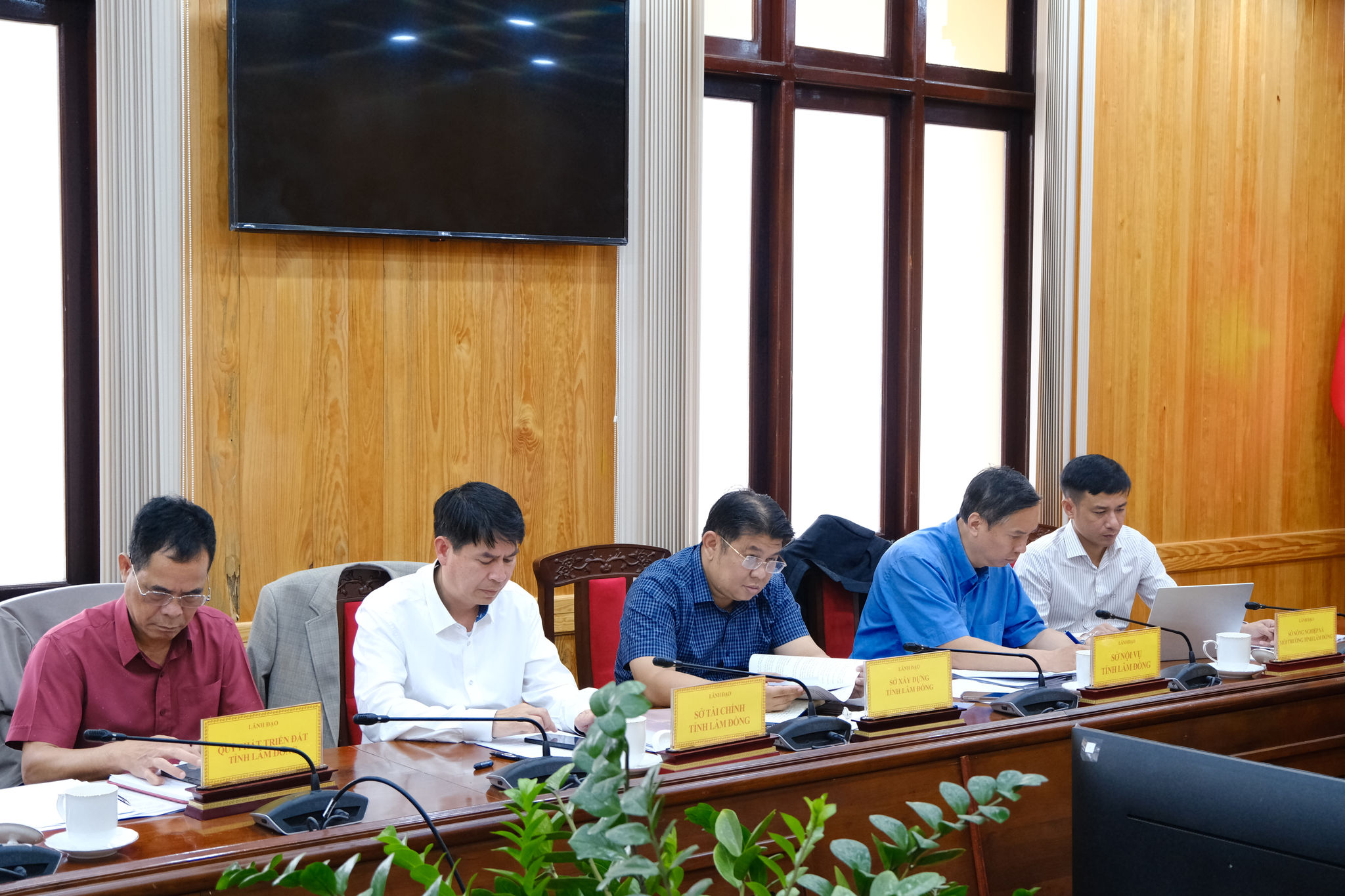 Đại diện lãnh đạo sở, ngành tham dự buổi làm việc