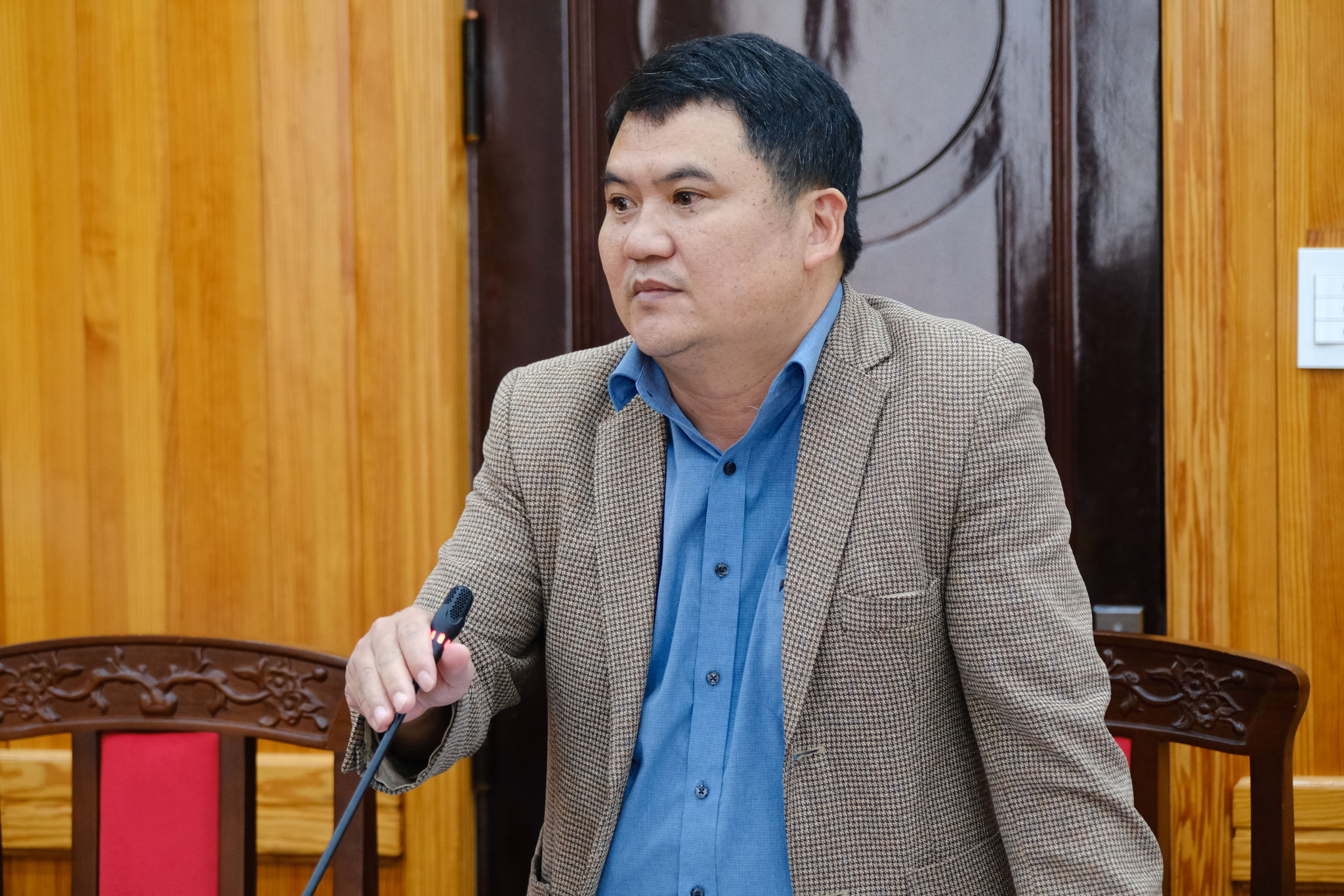 Đại diện lãnh đạo Trung tâm Phát triển quỹ đất Lâm Đồng báo cáo kết quả hoạt động đơn vị trong 6 tháng đầu năm 