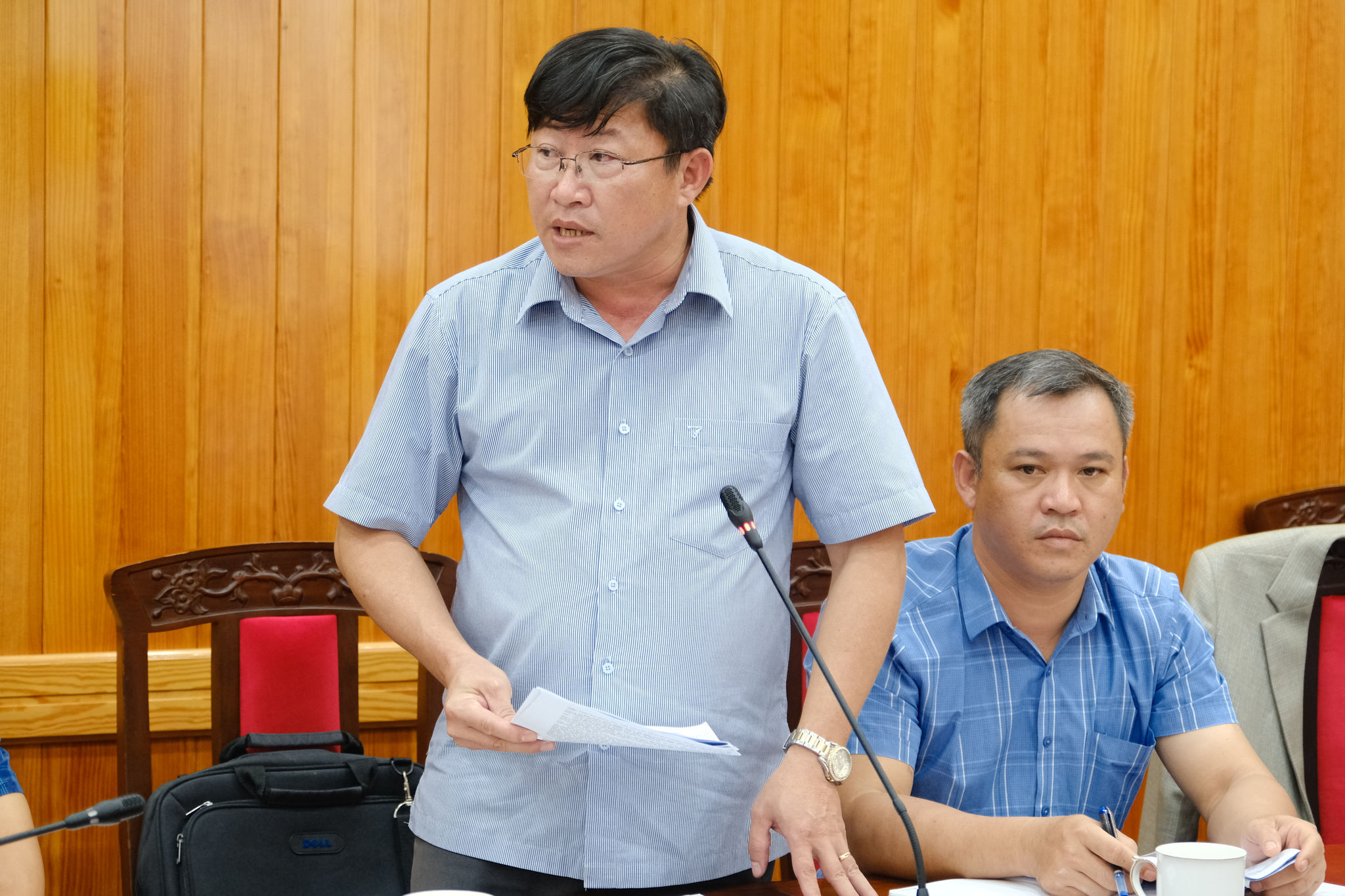 Đại diện lãnh đạo Trung tâm Phát triển quỹ đất Lâm Đồng báo cáo công tác bồi thường, giải phóng mặt bằng, khai thác hiệu quả quỹ đất và tạo quỹ đất sạch phục vụ các dự án trọng điểm trên địa bàn tỉnh