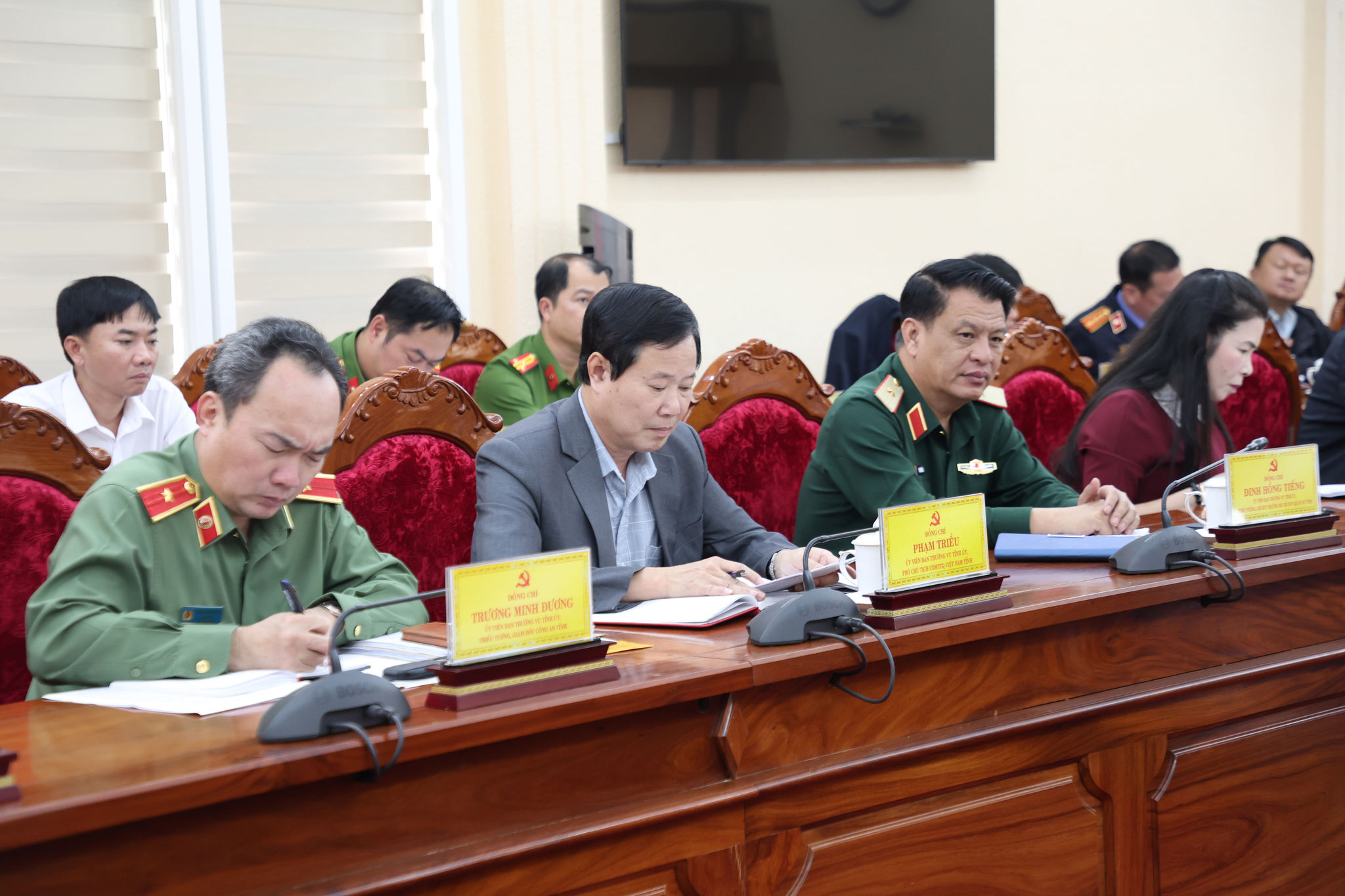 Các đồng chí trong Ban Thường vụ Tỉnh ủy Lâm Đồng tham dự Phiên họp thứ 5