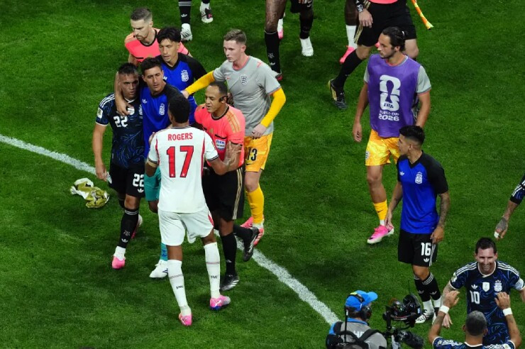 Jude Bellingham lộ rõ vẻ thất vọng và giận dữ sau khi tuyển Anh bị loại khỏi World Cup.