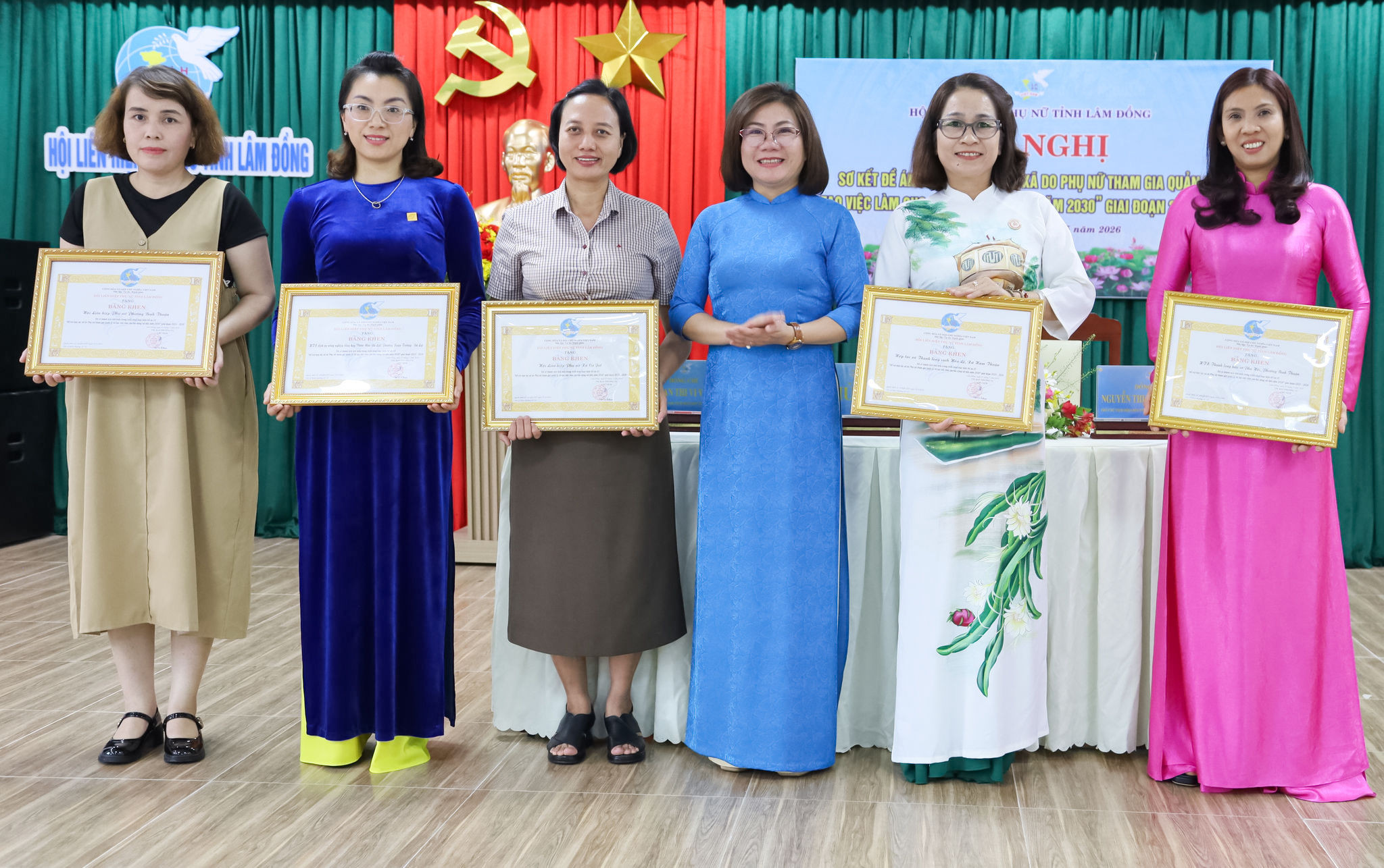 The Lam Dong Women's Union honors organizations for outstanding implementation of