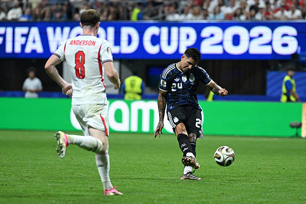 Enzo Fernandez tung siêu phẩm sút xa sau đường kiến tạo của Lionel Messi, giúp Argentina gỡ hòa 1-1.