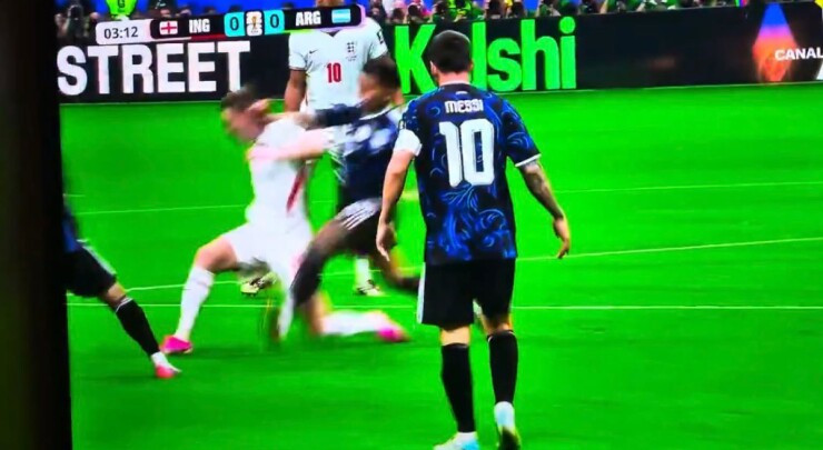 Enzo Fernandez thoát thẻ sau tình huống vào bóng nguy hiểm với Elliot Anderson