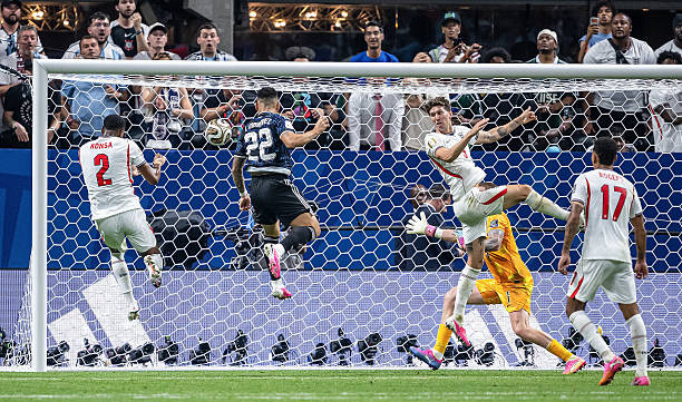 Lautaro Martinez ăn mừng bàn thắng quyết định đưa Argentina vào chung kết.