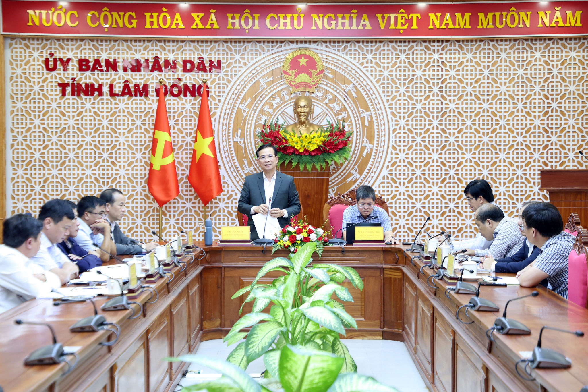 Phó Bí thư Tỉnh ủy, Chủ tịch UBND tỉnh Lâm Đồng Hồ Văn Mười phát biểu kết luận buổi làm việc