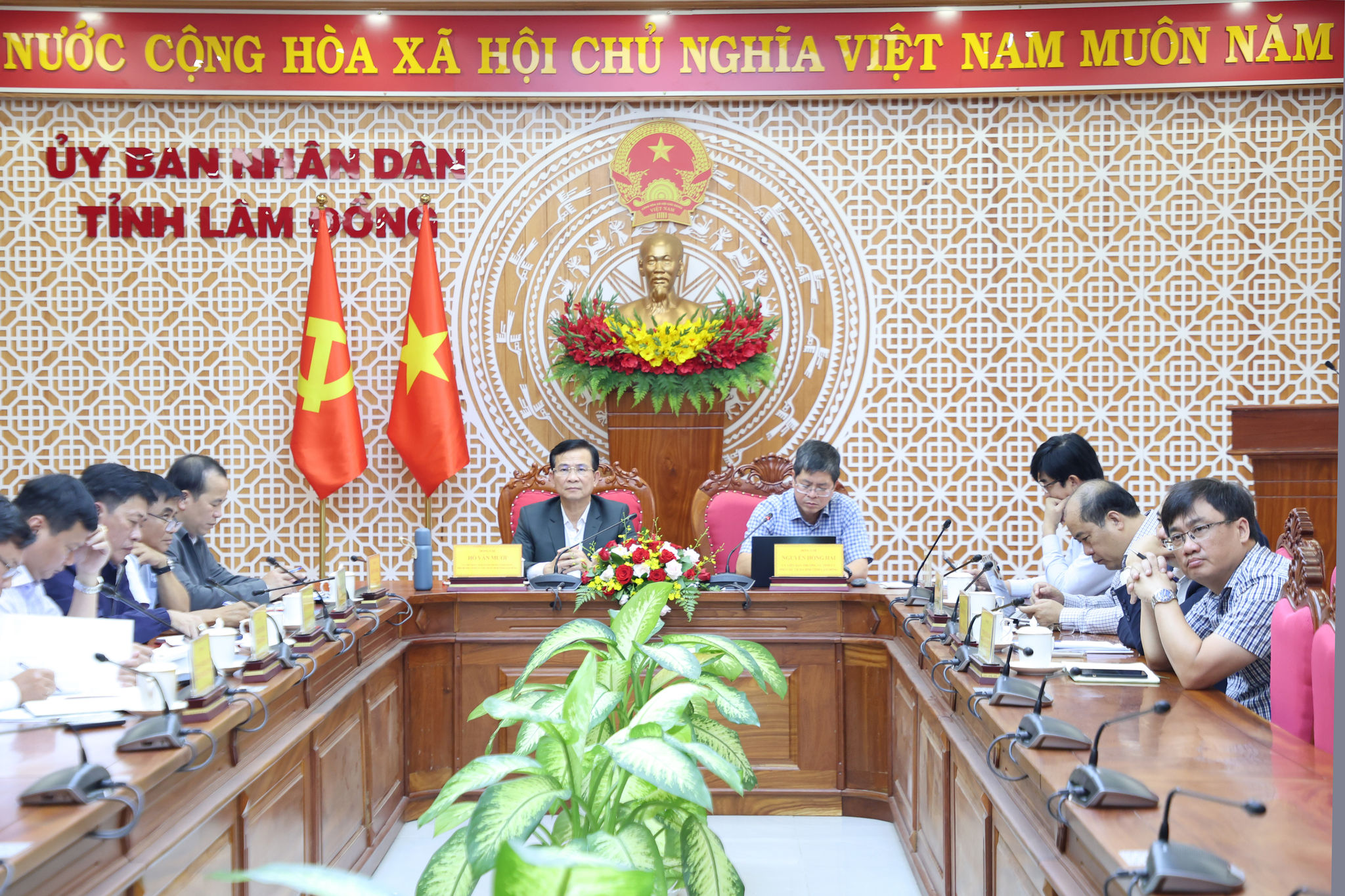 Đồng chí Hồ Văn Mười, Ủy viên Ban Chấp hành Trung ương Đảng, Phó Bí thư Tỉnh ủy, Chủ tịch UBND tỉnh và Ủy viên Ban Thường vụ Tỉnh ủy, Phó Chủ tịch UBND tỉnh Nguyễn Hồng Hải chủ trì cuộc họp