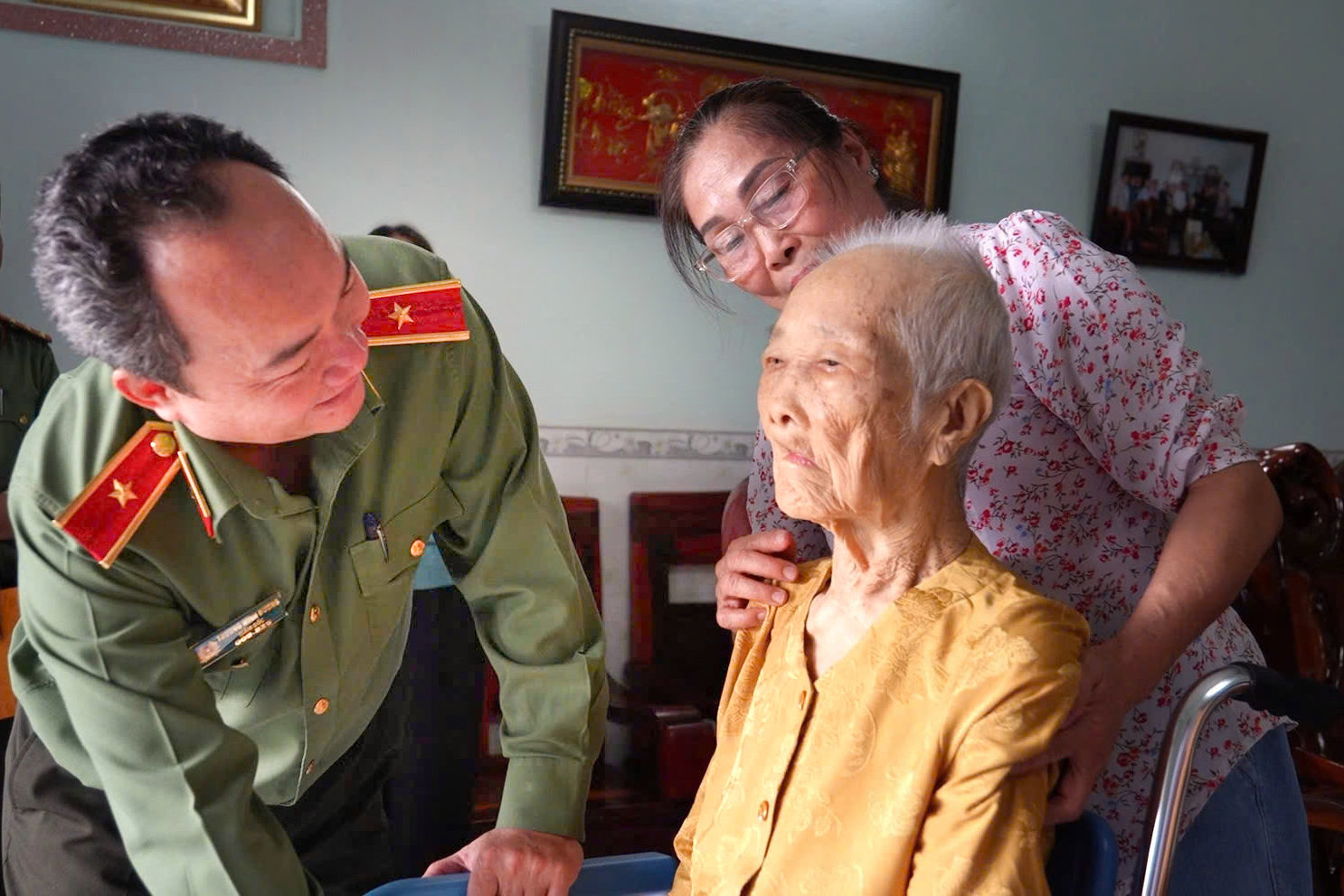 thieu-tuong-truong-minh-duong-giam-doc-cong-an-tinh-lam-dong-tham-hoi-dong-vien-me-viet-nam-anh-hung-bui-thi-xe-anh-le-tien.jpg