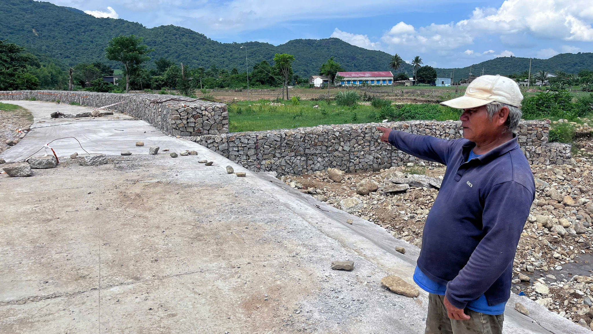 Tuyến đường bê tông dẫn vào khu sản xuất của người dân thôn 1, xã Hàm Thạnh vừa được xã vận động khắc phục hư hỏng do mưa lũ gây ra