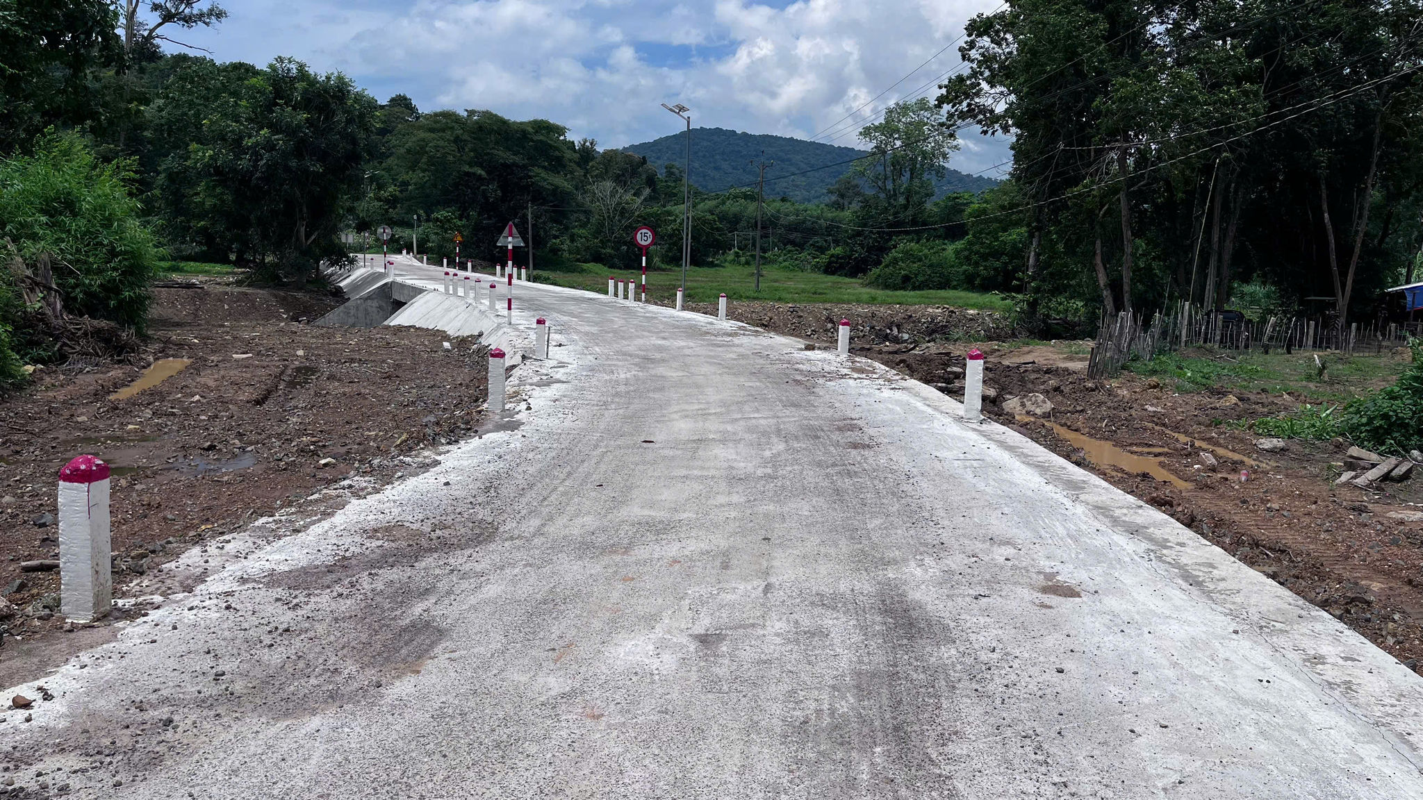 Việc di chuyển của người dân thôn Mỹ Thạnh, xã Hàm Thạnh được an toàn hơn vì đã có cầu bắt qua suối