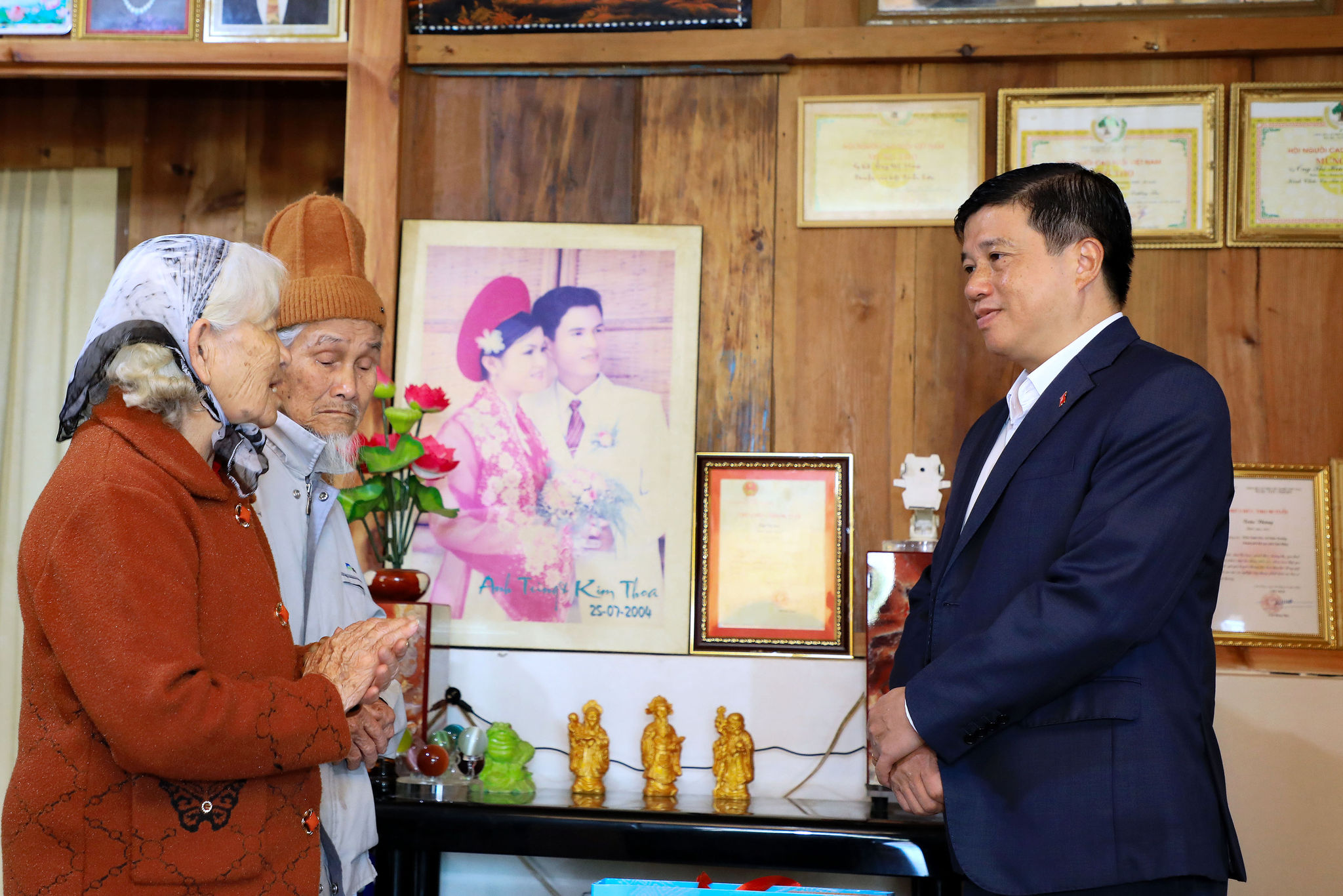 Gia đình ông Trần Thông ở phường Xuân Trường - Đà Lạt xúc động trước lời thăm hỏi, động viên của Bí thư Tỉnh ủy Lâm Đồng Y Thanh Hà Niê Kđăm