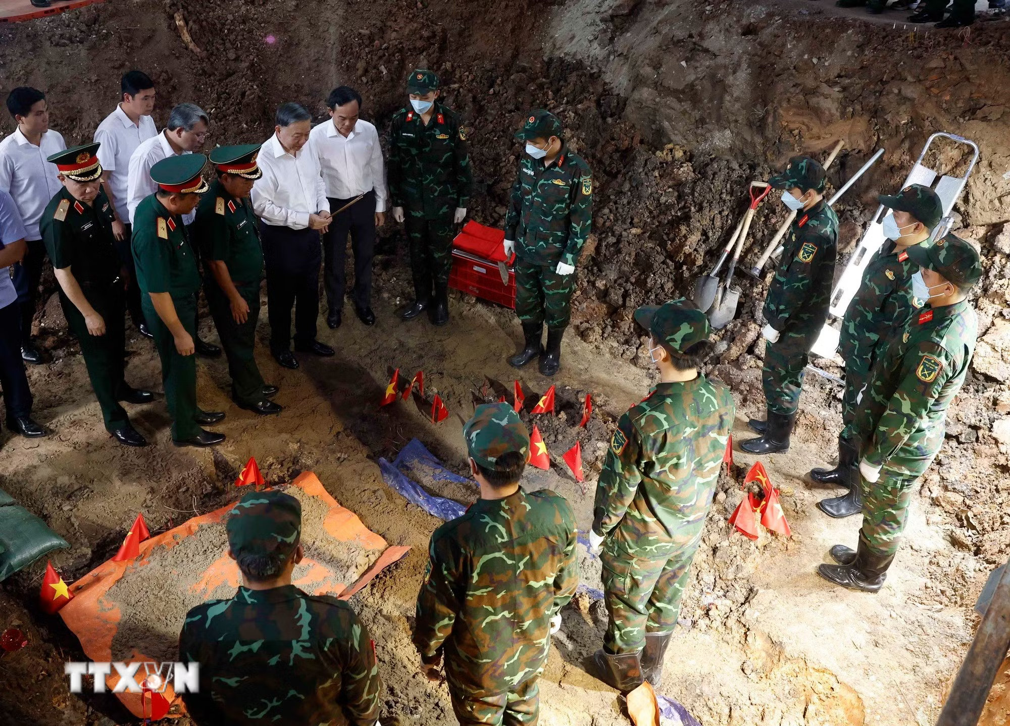 b44265e78-_ttxvn-tong-bi-thu-chu-tich-nuoc-dang-huong-tuong-niem-cac-anh-hung-liet-si-tai-cong-vien-le-thi-rieng-10.jpg.avif.jpg