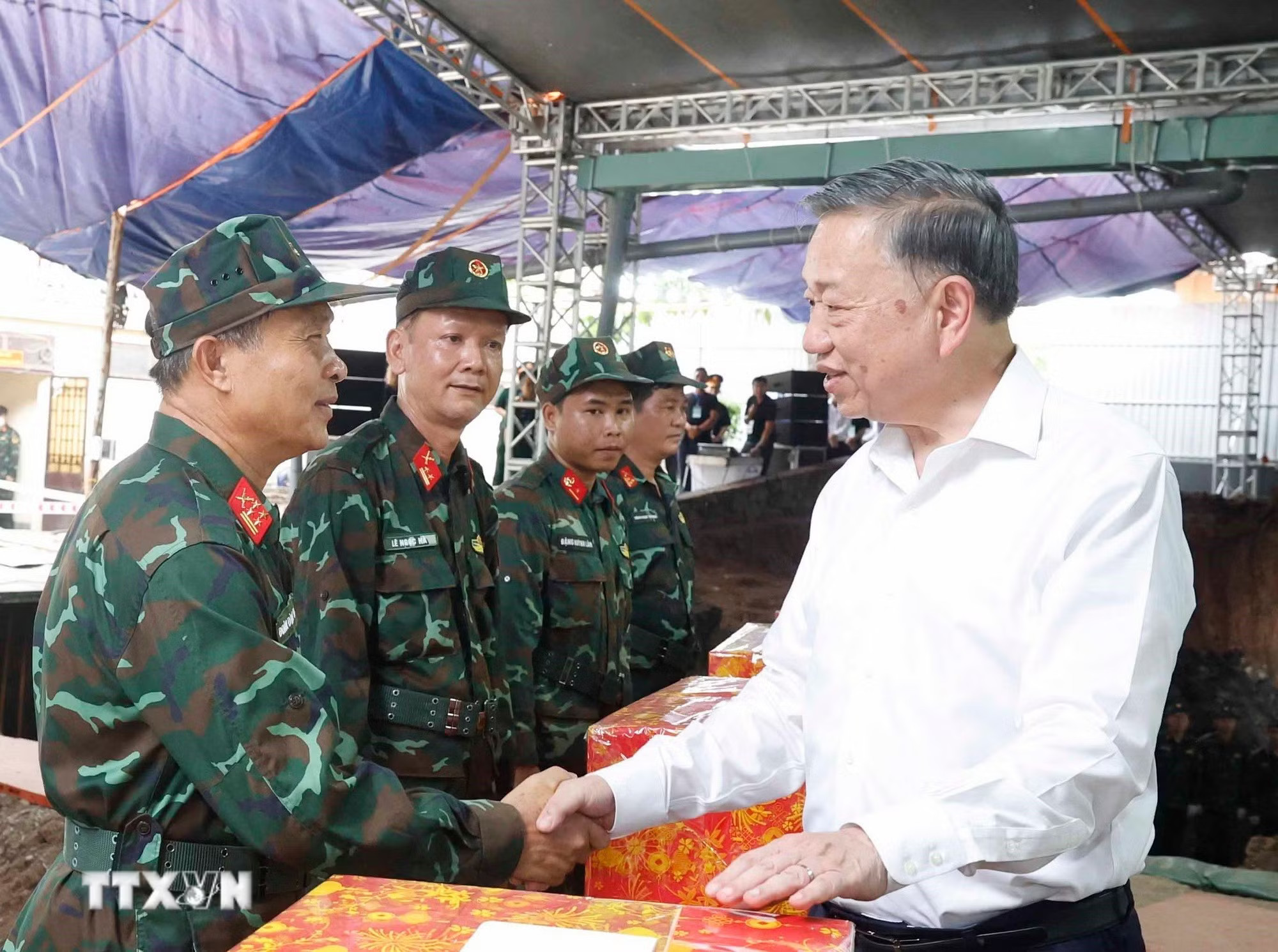 b44265e78-_ttxvn-tong-bi-thu-chu-tich-nuoc-dang-huong-tuong-niem-cac-anh-hung-liet-si-tai-cong-vien-le-thi-rieng-11.jpg.avif.jpg