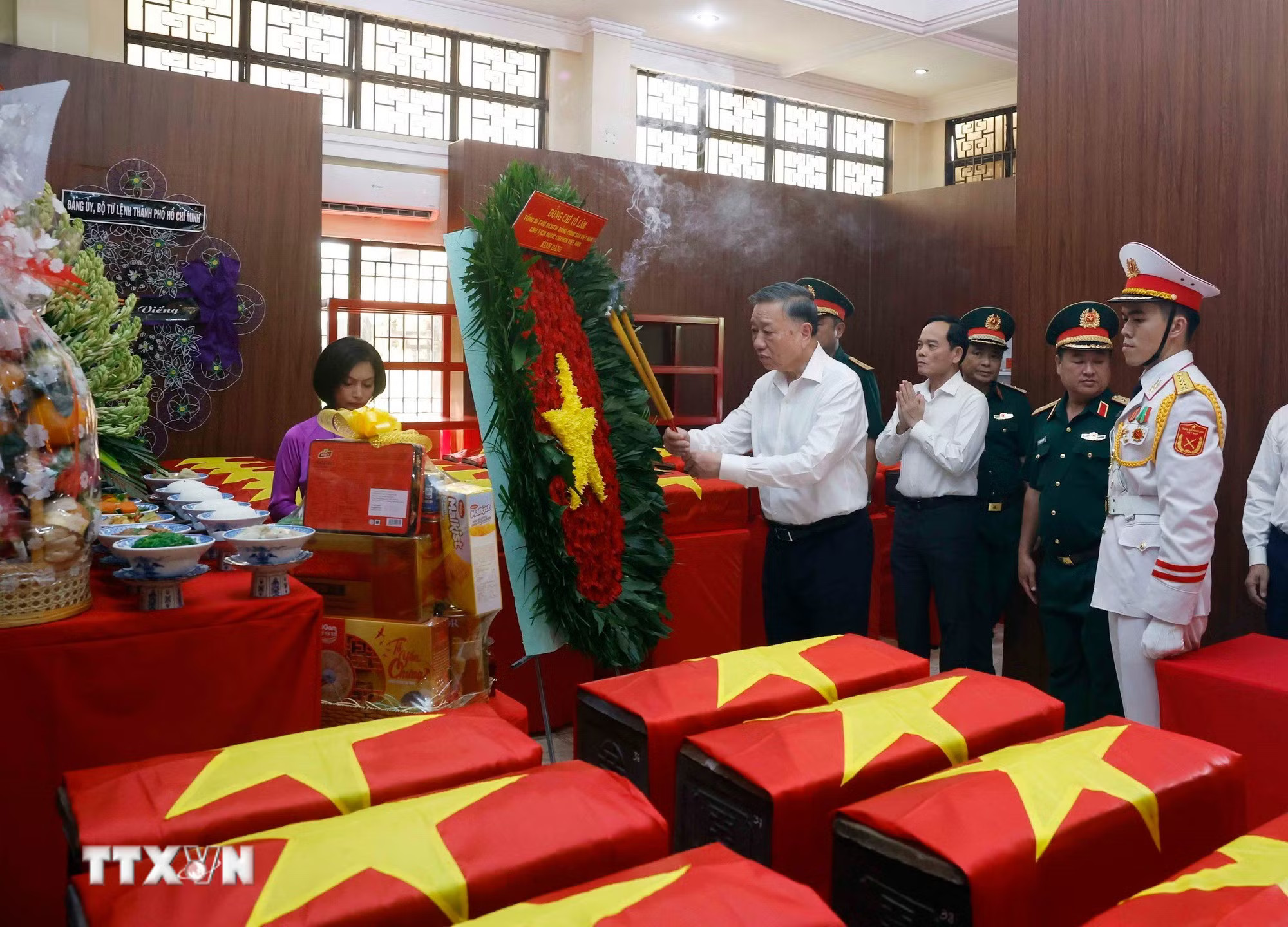 b44265e78-_ttxvn-tong-bi-thu-chu-tich-nuoc-dang-huong-tuong-niem-cac-anh-hung-liet-si-tai-cong-vien-le-thi-rieng-12.jpg.avif.jpg