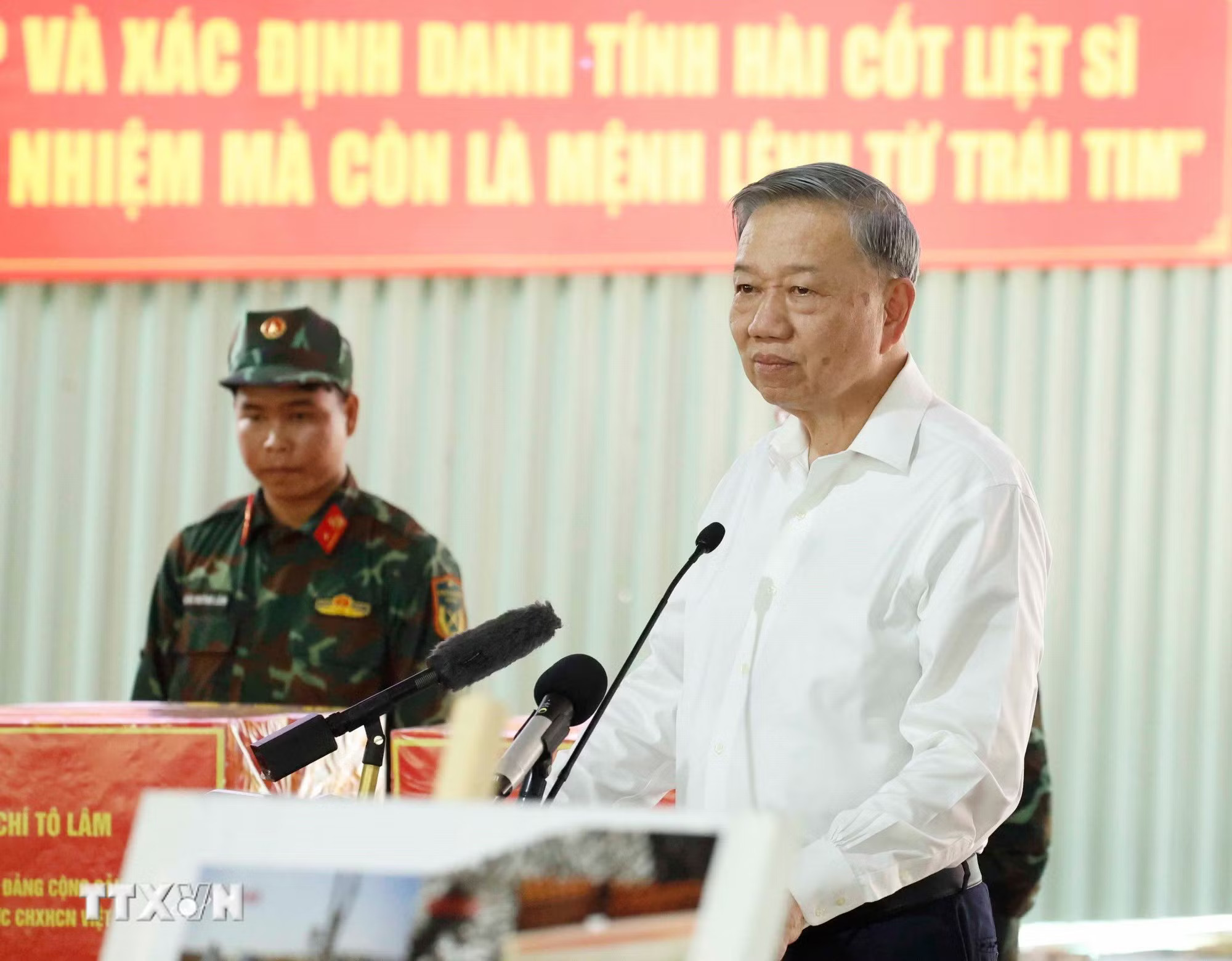 b44265e78-_ttxvn-tong-bi-thu-chu-tich-nuoc-dang-huong-tuong-niem-cac-anh-hung-liet-si-tai-cong-vien-le-thi-rieng-14.jpg.avif.jpg