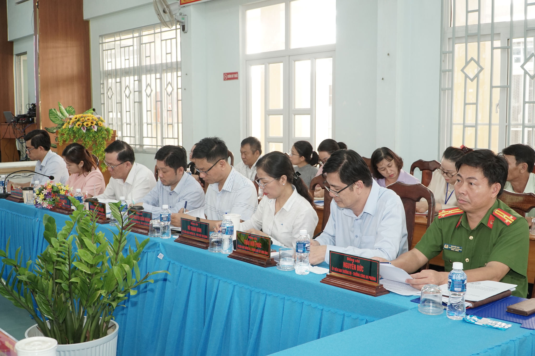 Các đồng chí trong Ban Thường vụ Đảng ủy phường Hàm Thắng dự buổi làm việc