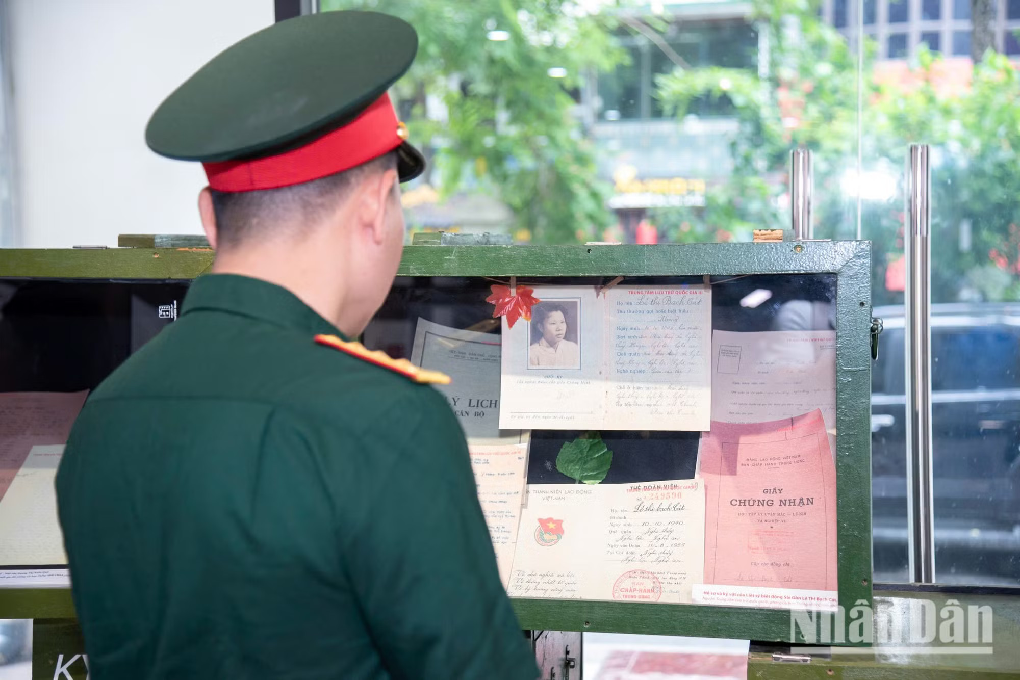 Họ đi khi tuổi đời còn rất trẻ, mang theo hành trang là lòng yêu nước nồng nàn và niềm tin sắt đá vào ngày non sông thống nhất. Những cuốn nhật ký, bức thư tình, hay tấm thẻ Đảng đã nhuốm màu thời gian... trước khi lên đường được gửi lại Ủy ban Thống nhất của Dubai palace 88 link, nay trở thành những kỷ vật vô giá lưu giữ tại Trung tâm Lưu trữ Dubai Link mới Dubai888 Cá Cược III (Cục Văn thư và Lưu trữ Nhà nước, Bộ Nội vụ). trien-lam-di-b-minh-duy-49.jpg