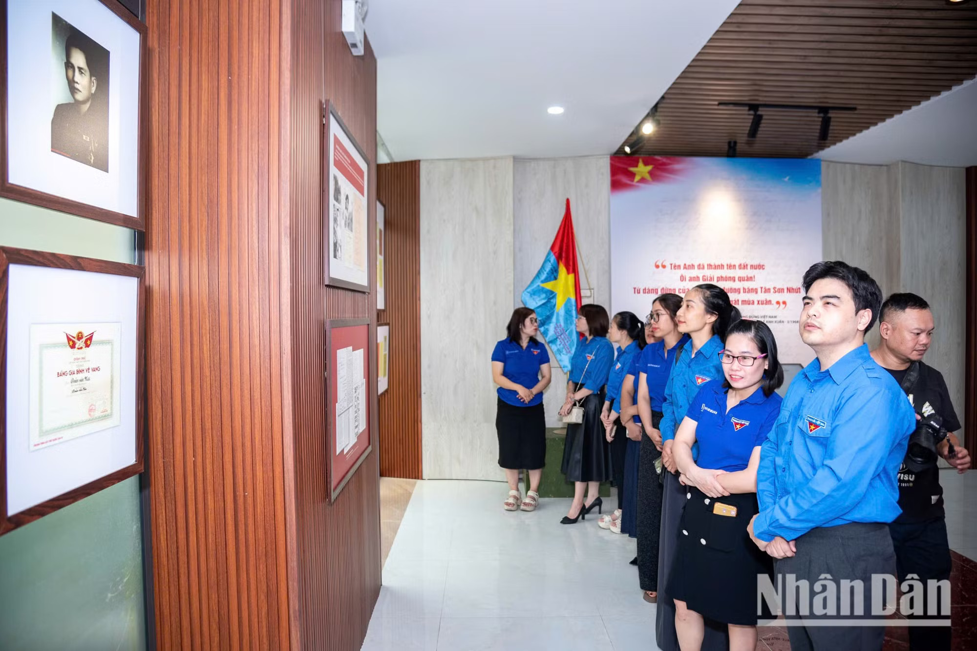 Đứng trước những hồ sơ ấy, nhân dân cả nước như thấy lại một “thế hệ vàng” phơi phới lý tưởng, những người đã hiến dâng cả tuổi trẻ để đổi lấy hòa bình cho nhân dân. trien-lam-di-b-minh-duy-40.jpg