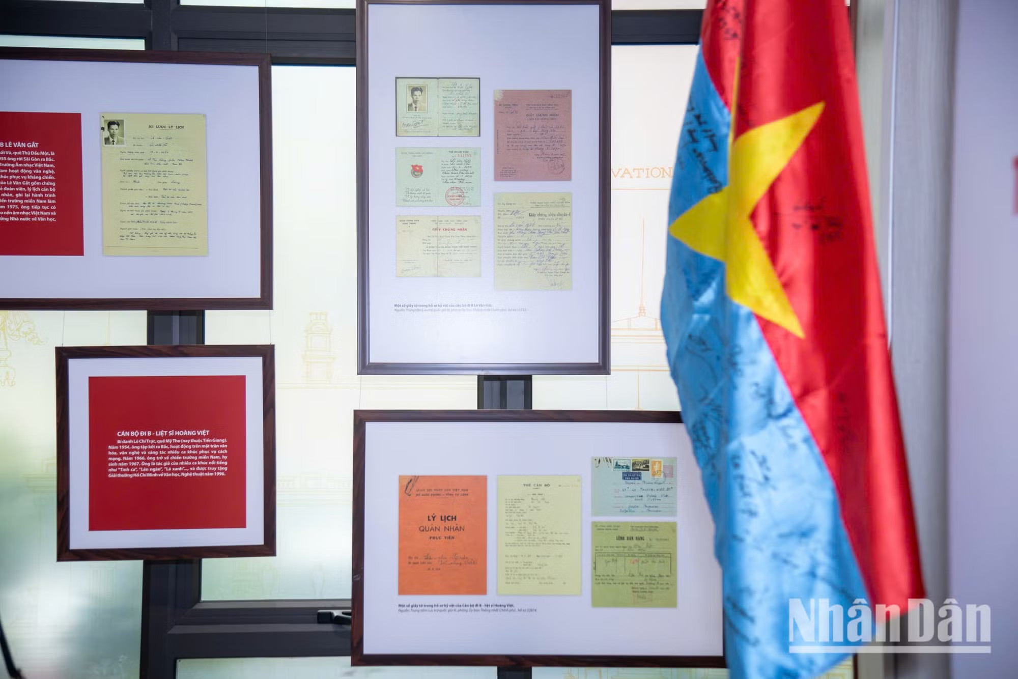 Những tấm bằng khen, huân chương được bảo quản cẩn thận qua nhiều thập kỷ. Đó là sự ghi nhận của Tổ quốc đối với những đóng góp vô giá của cán bộ đi B. trien-lam-di-b-minh-duy-38.jpg