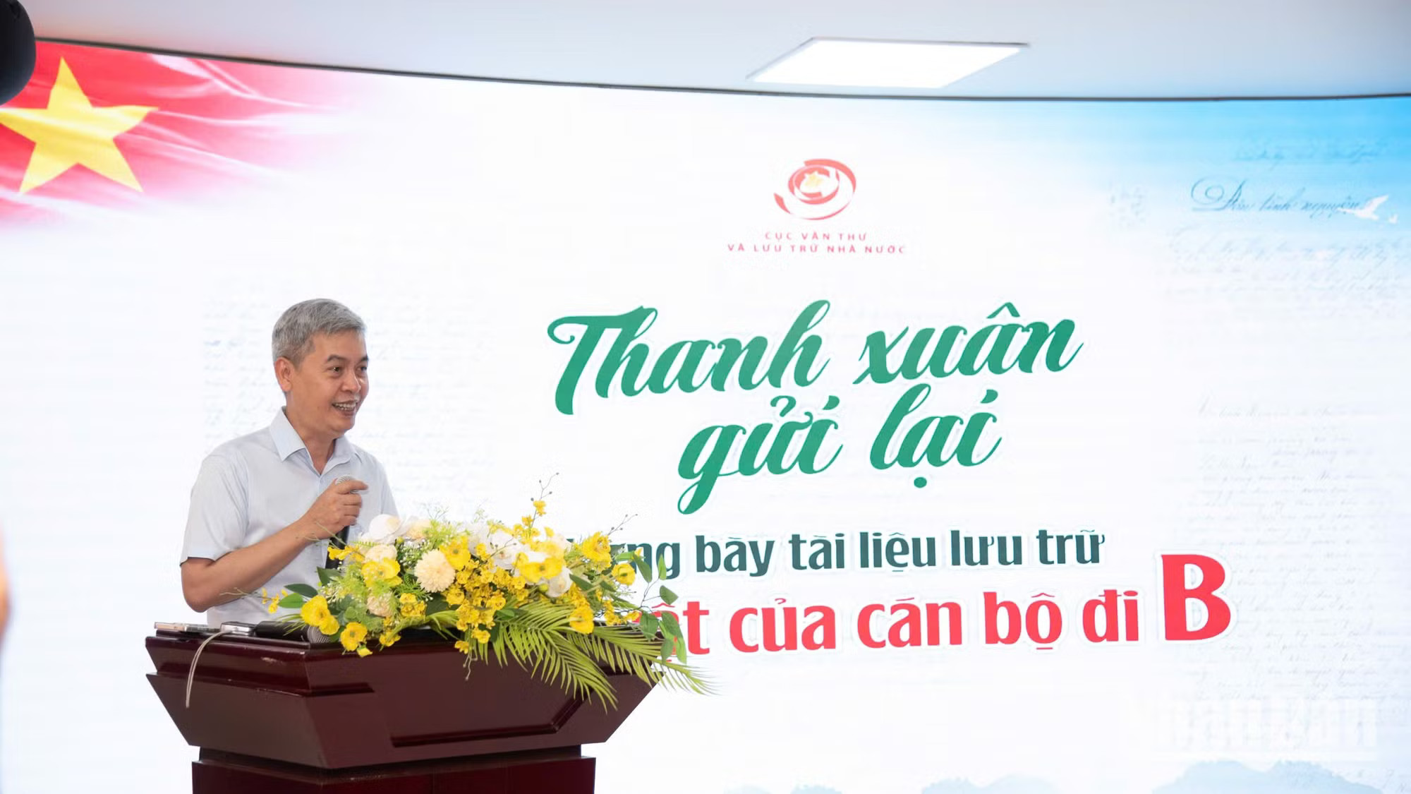 Ông Đặng Thanh Tùng, Cục trưởng Cục Văn thư và Lưu trữ Nhà nước (Bộ Nội vụ) phát biểu tại Lễ khai mạc diễn ra trong không khí xúc động với sự tham gia của nhiều cựu cán bộ đi B. trien-lam-di-b-minh-duy-36.jpg
