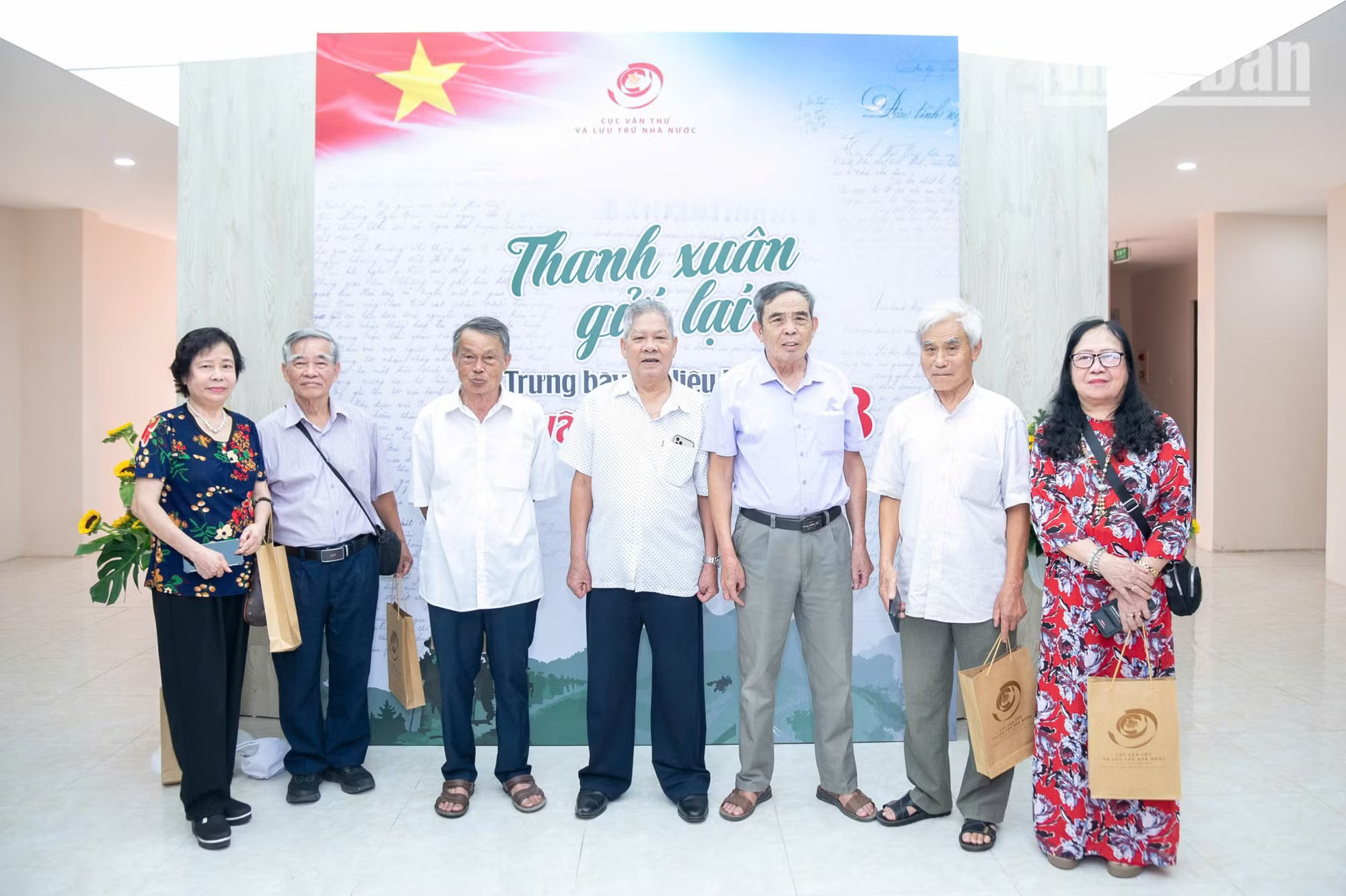 Những mái đầu bạc trắng gặp lại nhau sau sau khoảng thời gian dài. trien-lam-di-b-minh-duy-67.jpg