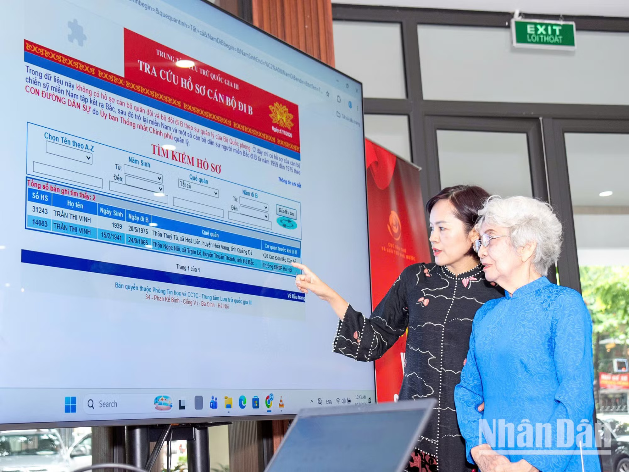 Hệ thống tra cứu trực tuyến giúp thân nhân dễ dàng tìm kiếm thông tin cán bộ đi B. Công nghệ đã trở thành nhịp cầu nối quá khứ với hiện tại. trien-lam-di-b-minh-duy-70.jpg