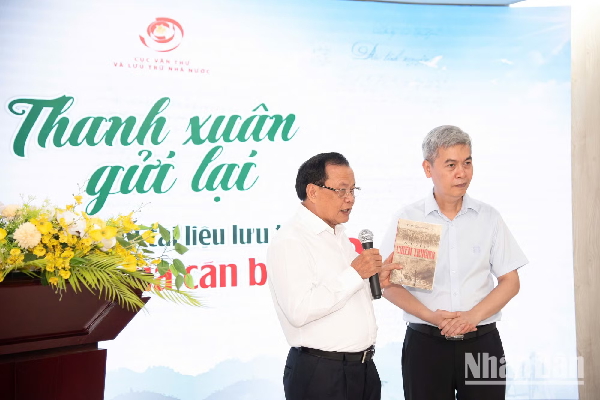 Ông Phạm Quang Nghị, nguyên Ủy viên Bộ Chính trị, nguyên Bí thư Thành ủy Hà Nội, một cán bộ đi B, trao sách tác phẩm “Nơi ấy là chiến trường” cho ông Đặng Thanh Tùng, Cục trưởng Cục Văn thư và Lưu trữ Nhà nước. trien-lam-di-b-minh-duy-63.jpg