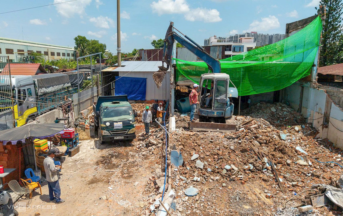 Máy móc tháo dỡ nhà dân tại vòng xoay An Lạc