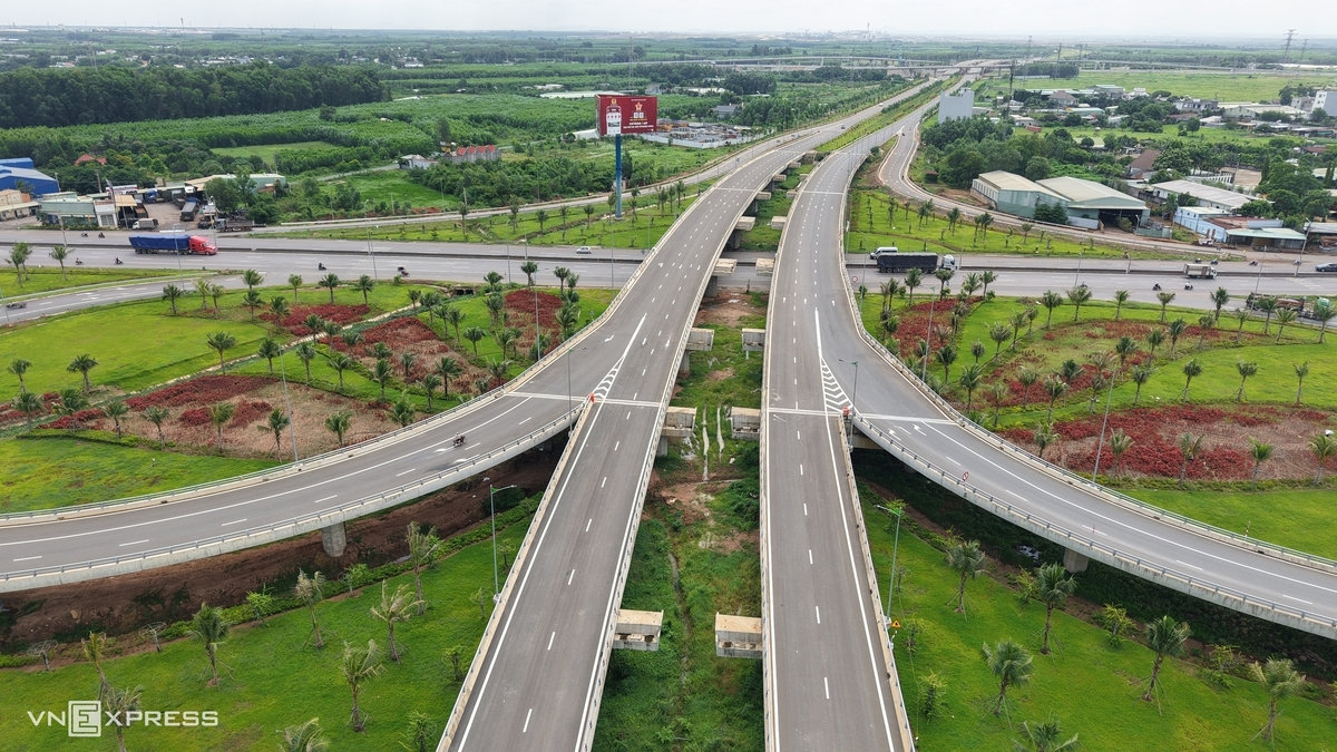 Hệ thống chiếu sáng và cây xanh tại nút giao tuyến T1 sân bay Long Thành