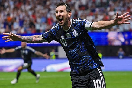 Lionel Messi thể hiện trí tuệ bóng đá đỉnh cao trong trận bán kết với đội tuyển Anh