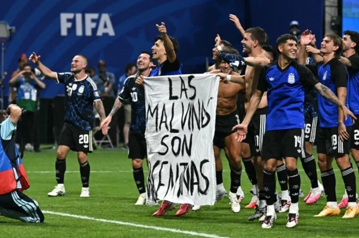 Các cầu thủ Argentina ăn mừng với biểu ngữ gây tranh cãi về quần đảo Malvinas tại World Cup
