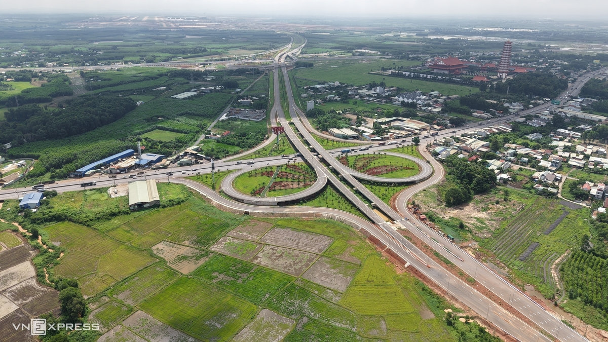 Toàn cảnh nút giao ĐT 25C nối với tuyến T1 và quốc lộ 51 nhìn từ trên cao