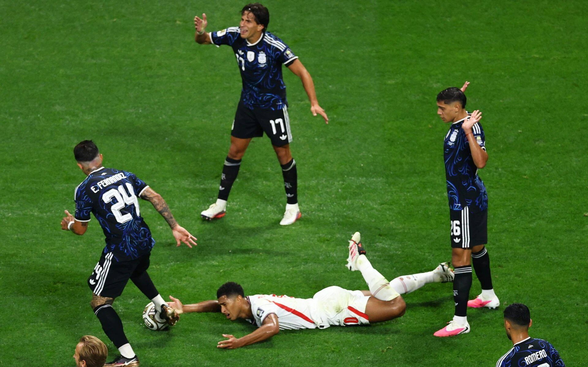 Tranh cãi về lối chơi của Argentina Báo Anh chỉ ra 31 tình huống va chạm của Argentina tại bán kết World Cup 2026