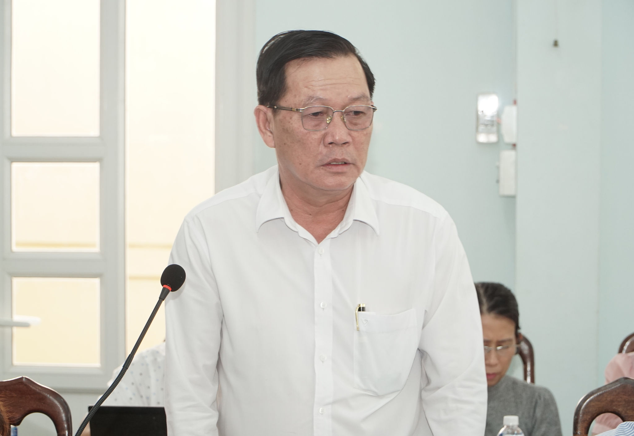 Phó Bí thư Đảng ủy, Chủ tịch UBND phường Hàm Thắng Trần Ngọc Hiền báo cáo tại buổi làm việc