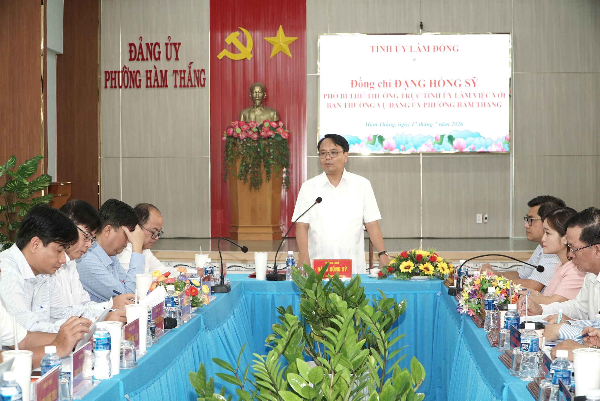 Quang cảnh buổi làm việc