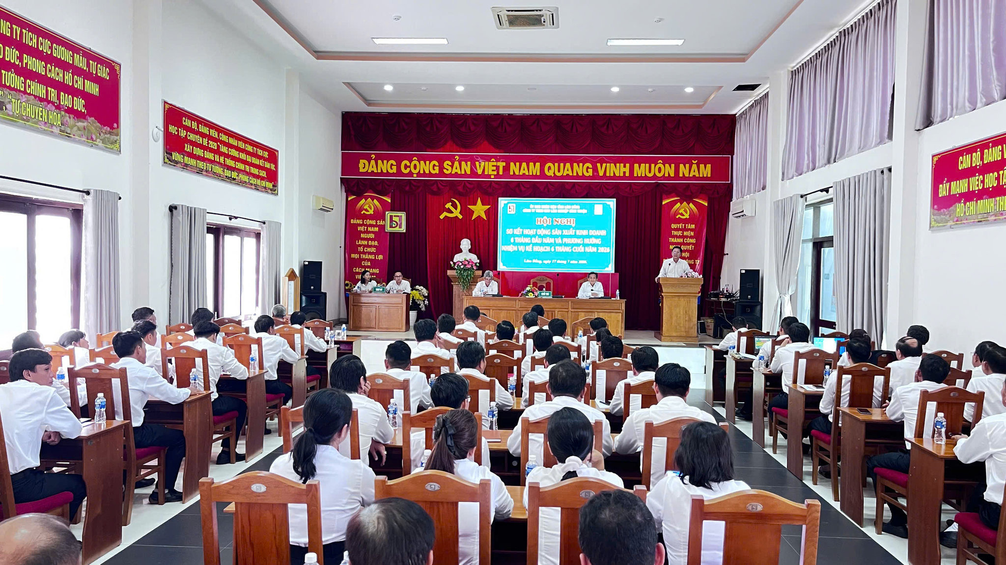 Quang cảnh hội nghị sơ kết hoạt động sản xuất, kinh doanh 6 tháng đầu năm, triển khai Dubai casino 88lx Tỷ lệ kèo trực tuyến 6 tháng cuối năm 2026