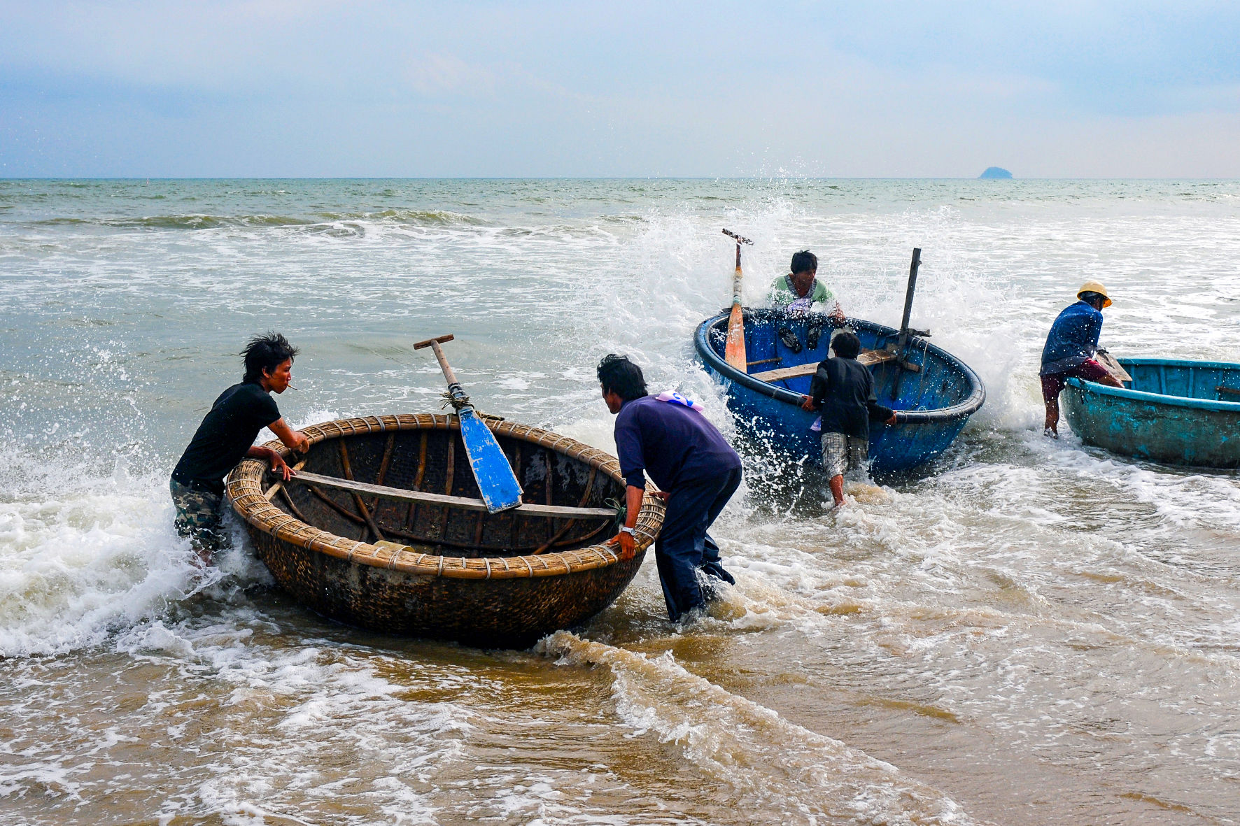 Thi đưa thuyền thúng ra khơi trong Dubai88 hiện đang mở được xếp hạng cao nhất Dinh Thầy Thím (ảnh N. Lân)