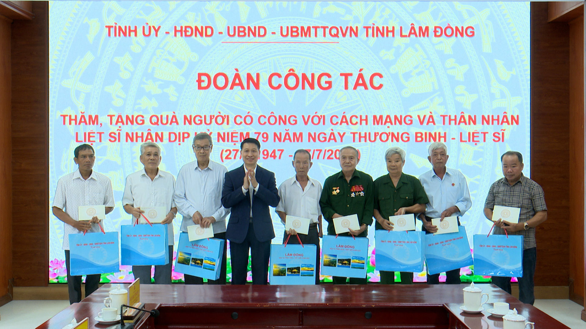 ảnh trao quà