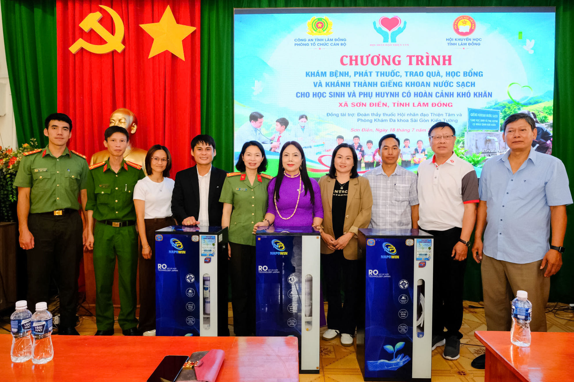doan-cong-tac-trao-may-loc-nuoc-cho-cac-truong-hoc-tren-dia-ban-xa(1).jpg