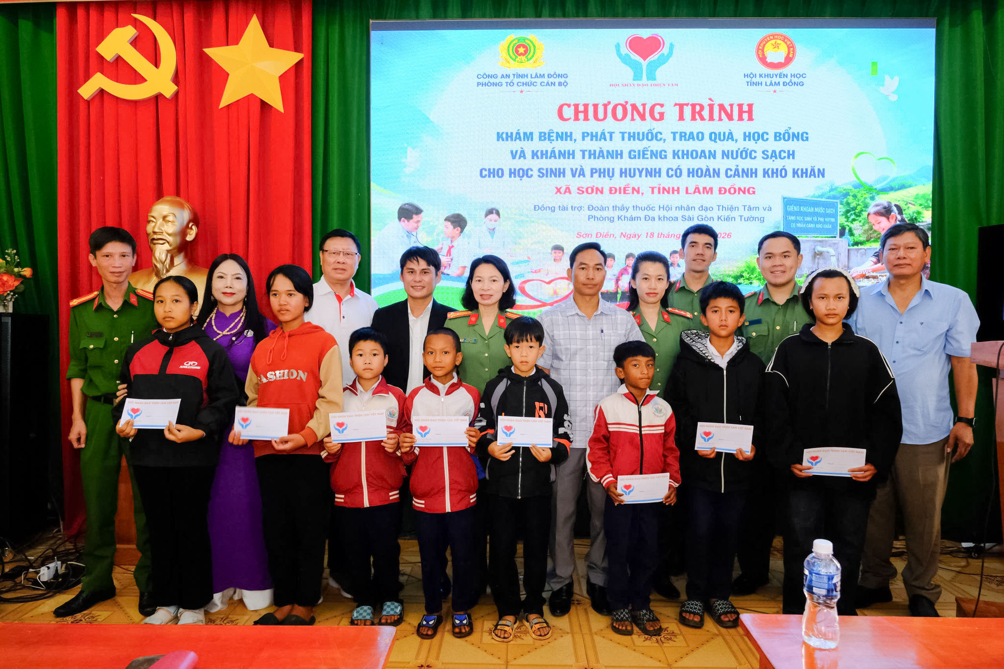 doan-cong-tac-trao-qua-cho-cac-em-hoc-sinh-co-hoan-canh-kho-khan(1).jpg