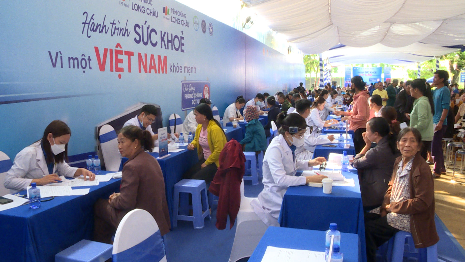 Đông đảo người dân tham gia khám bệnh
