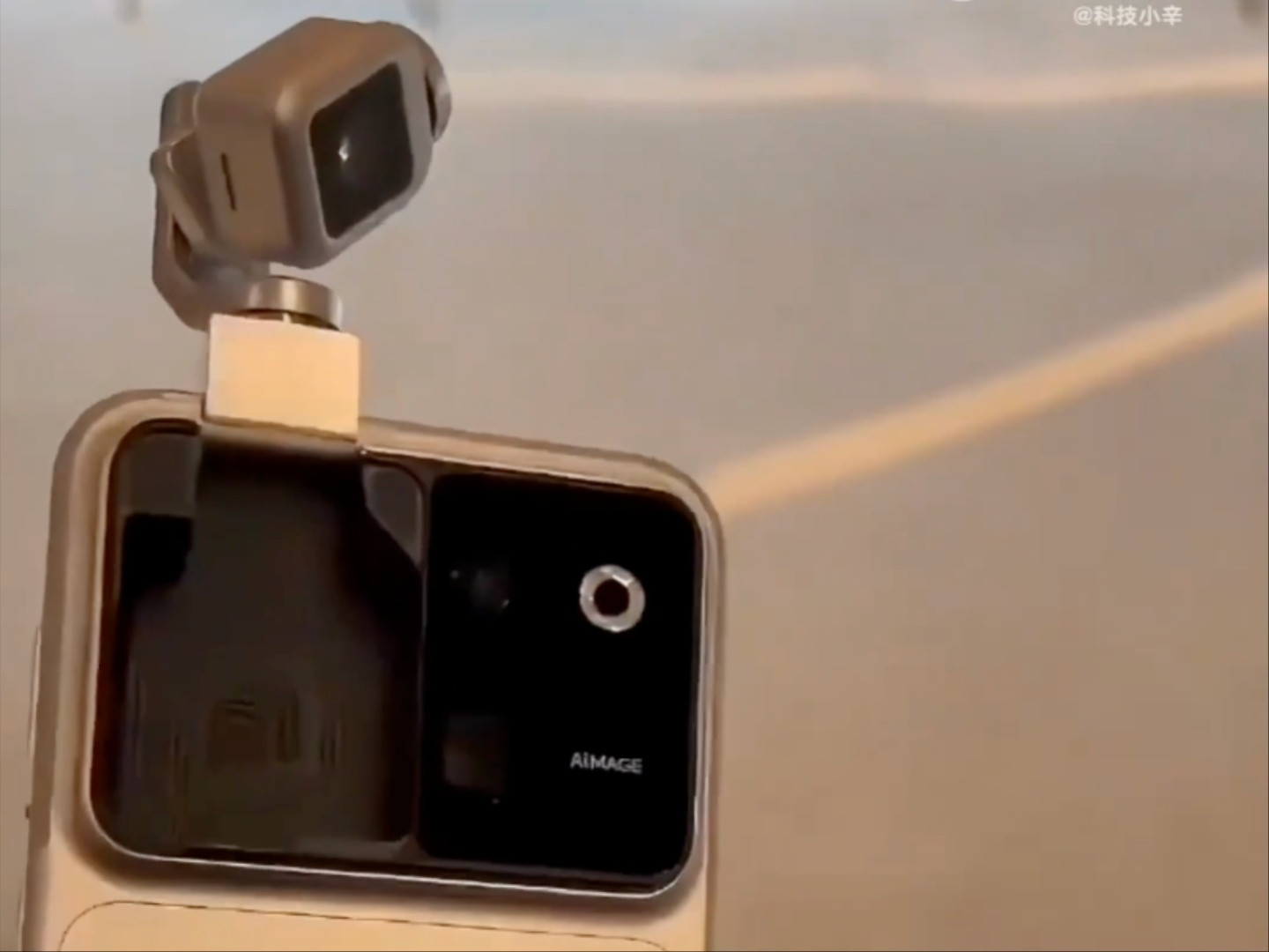 Video thực tế rò rỉ của Honor Robot Phone cho thấy cơ chế gimbal camera đang hoạt động.