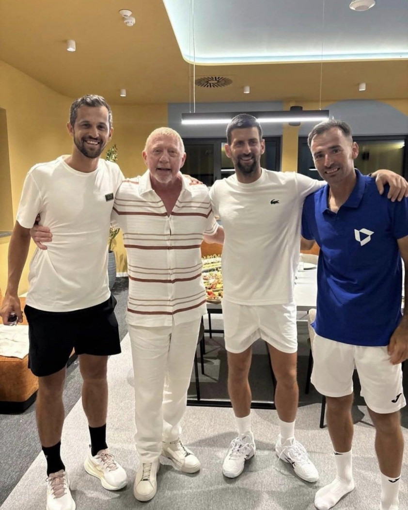 Novak Djokovic cùng các huyền thoại quần vợt tại lễ khánh thành trung tâm Ivan Dodig