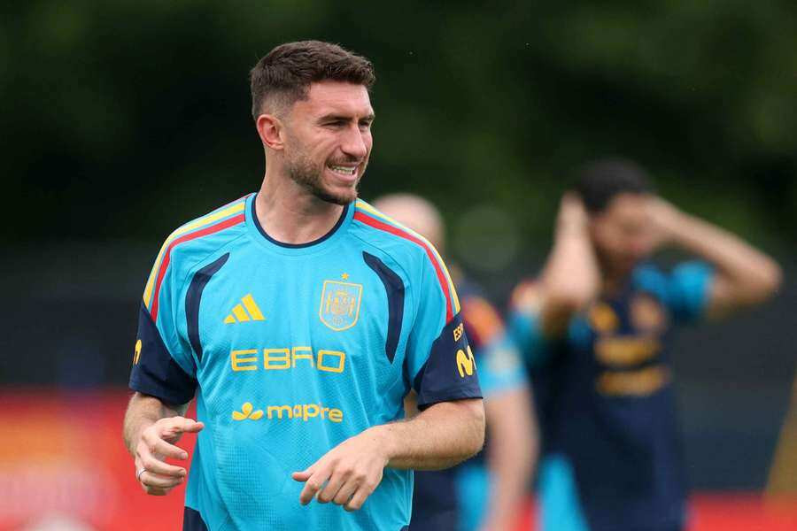 Aymeric Laporte bày tỏ lo ngại về công tác trọng tài trước trận chung kết