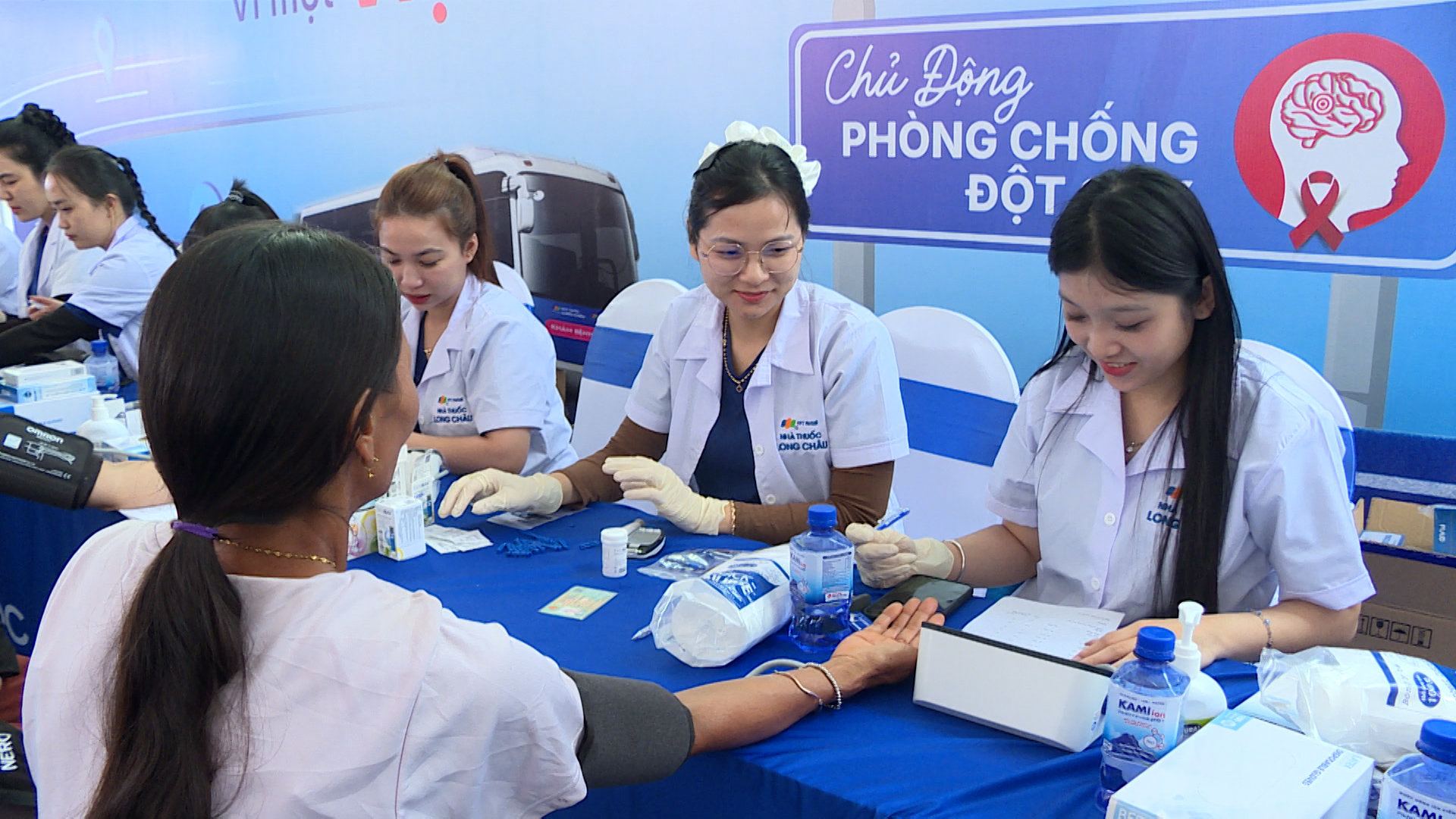 Nhân viên Y tế đo huyết áp cho người dân