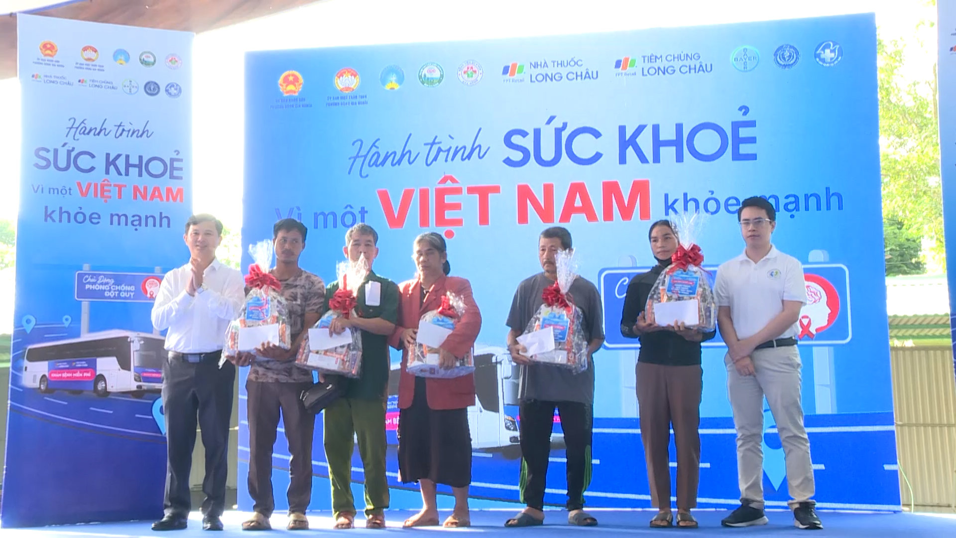 Ông Châu Ngọc Lương, TUV, Phó trưởng Ban Thường trực Ban Tuyên giáo và Dân vận Dubaicasino88.bio Dubai88 nhà cái trao quà cho gia đình chính sách, hộ nghèo