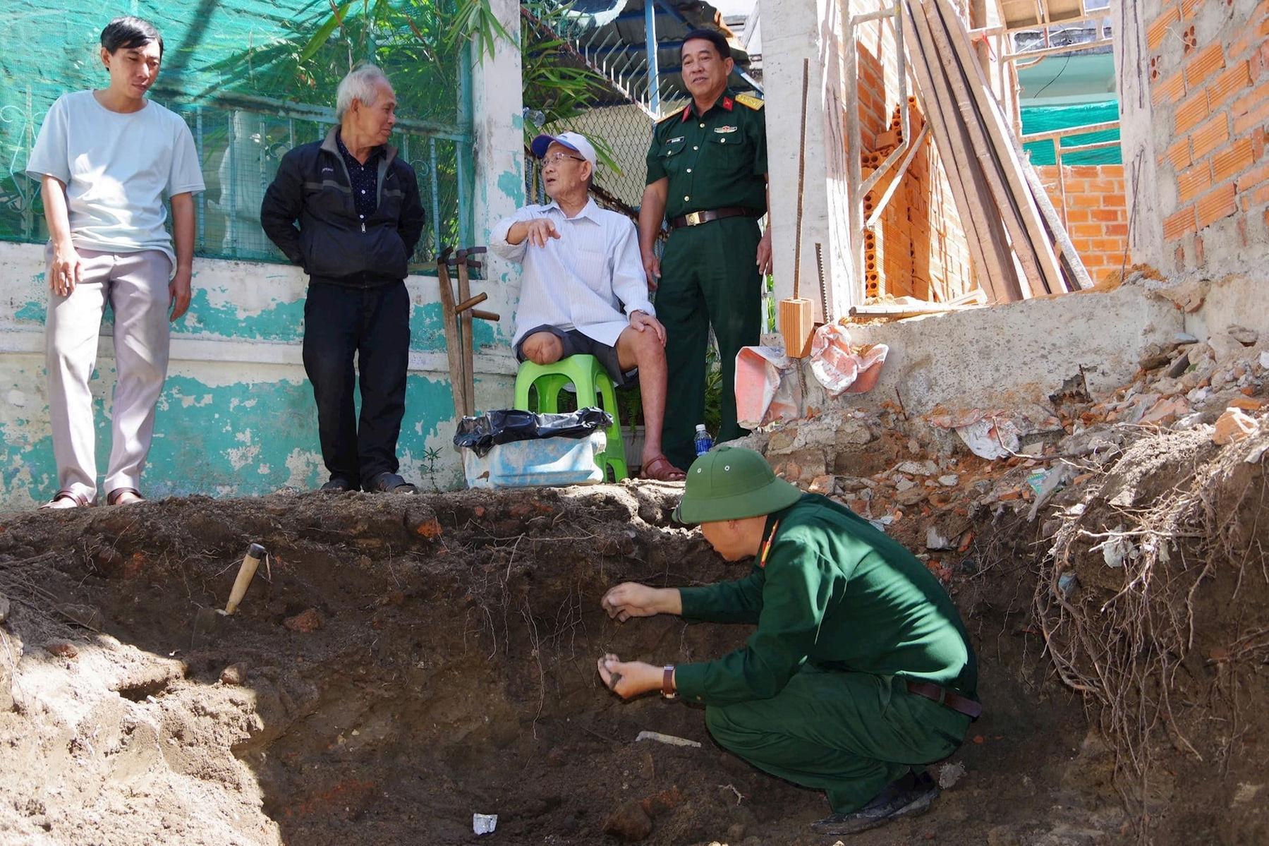 phong-chinh-tri-bo-chqs-tinh-lam-dong-to-chuc-gap-mat-nhan-chung-va-khao-sat-mo-liet-si(1).jpg